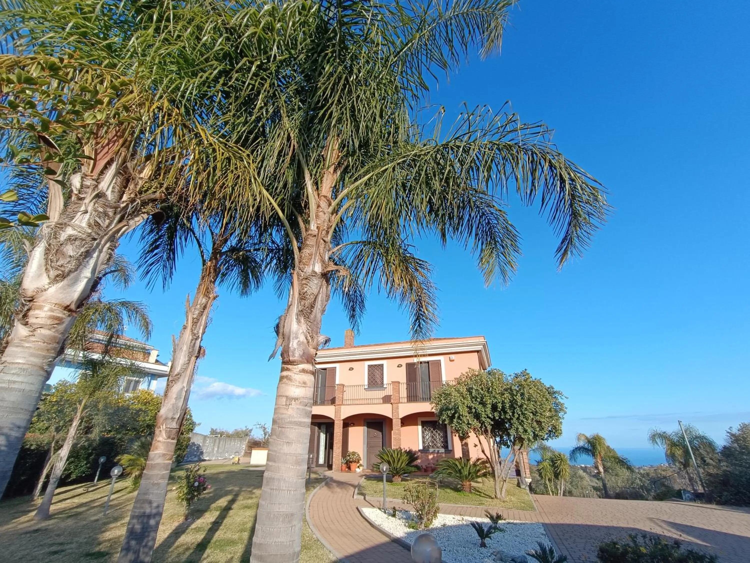 Property building in Villa Feluchia Tra Il Mare E Il Vulcano