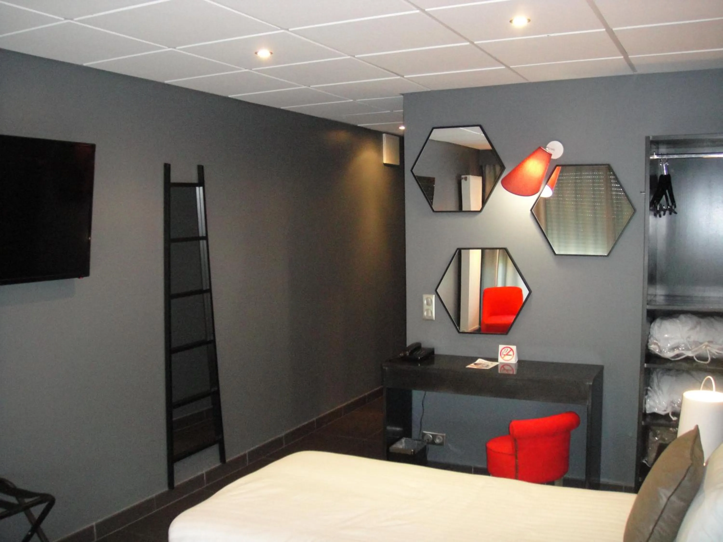 Photo of the whole room, Bed in Hôtel du Casino de Capvern