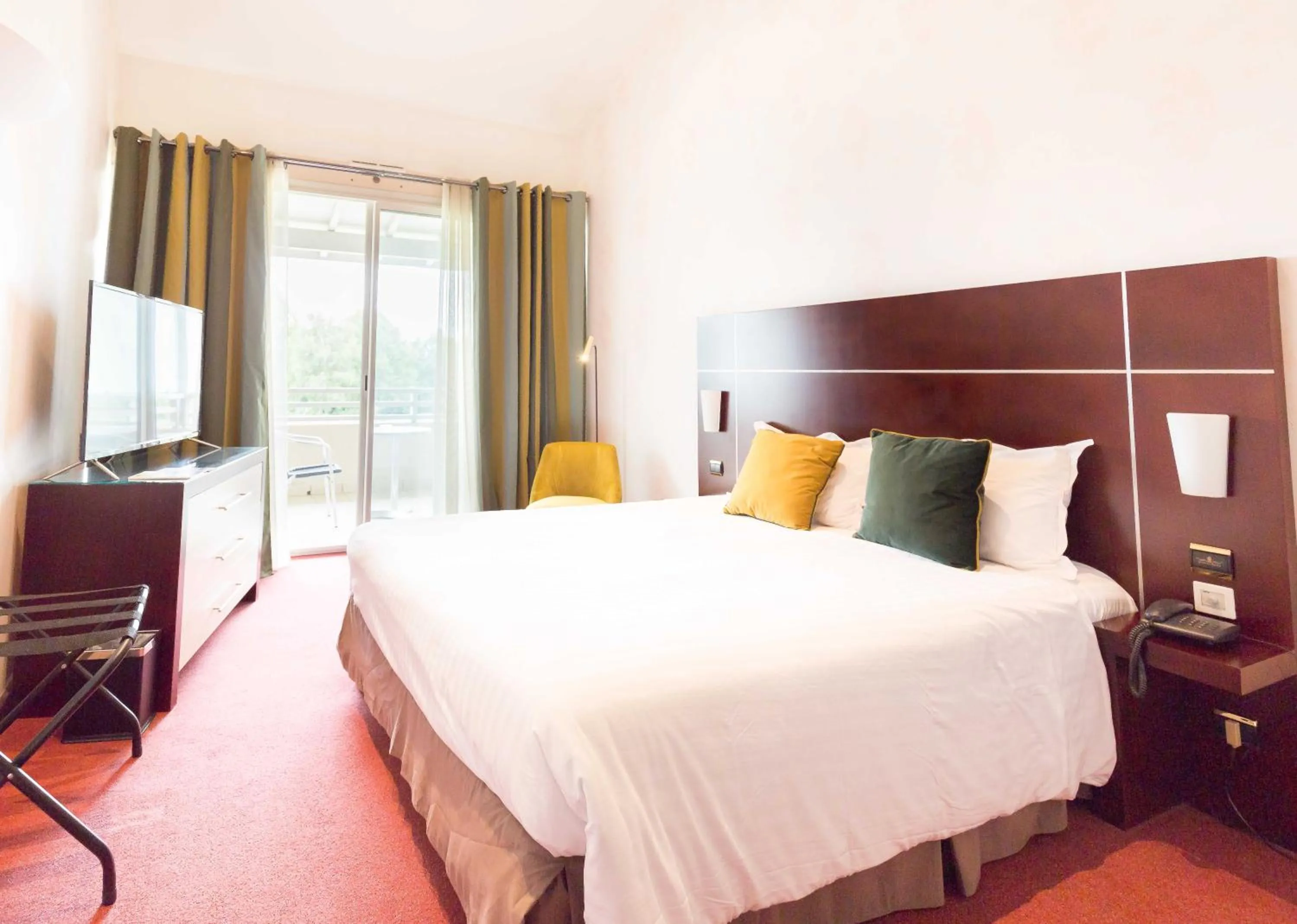 Photo of the whole room, Bed in Hôtel du Casino de Capvern