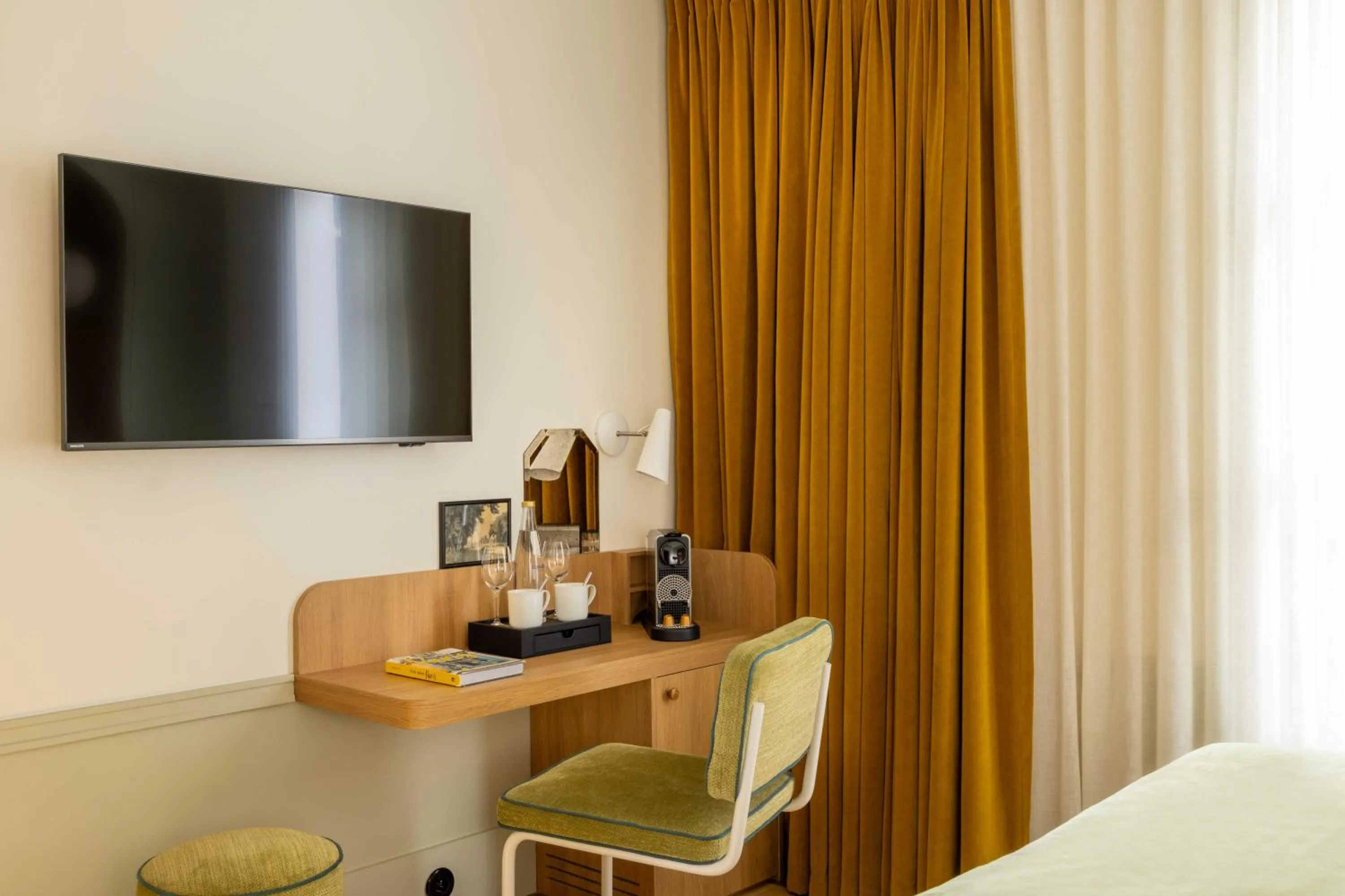 Bedroom, Bed in Hôtel Casimir