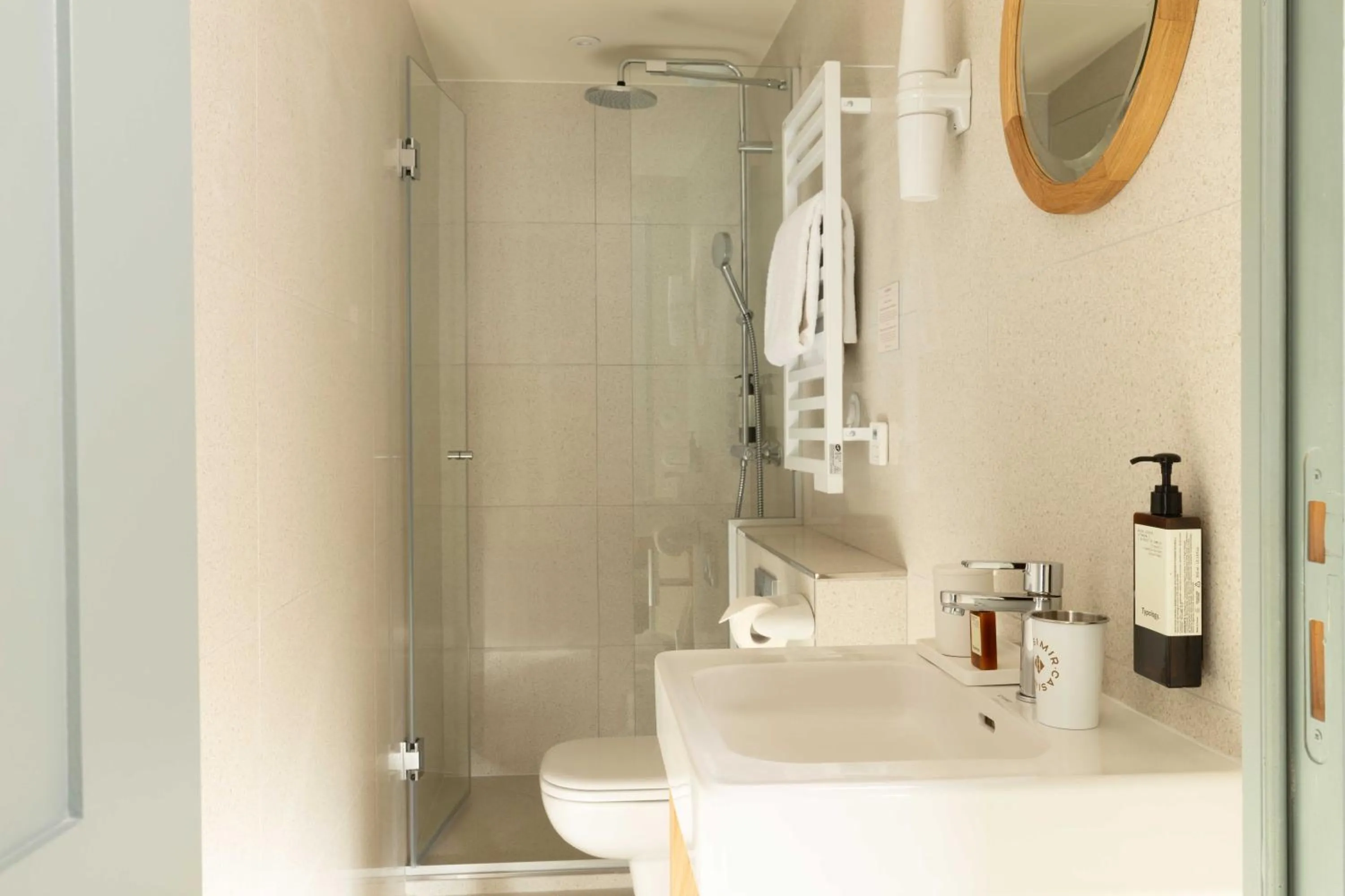 Shower in Hôtel Casimir