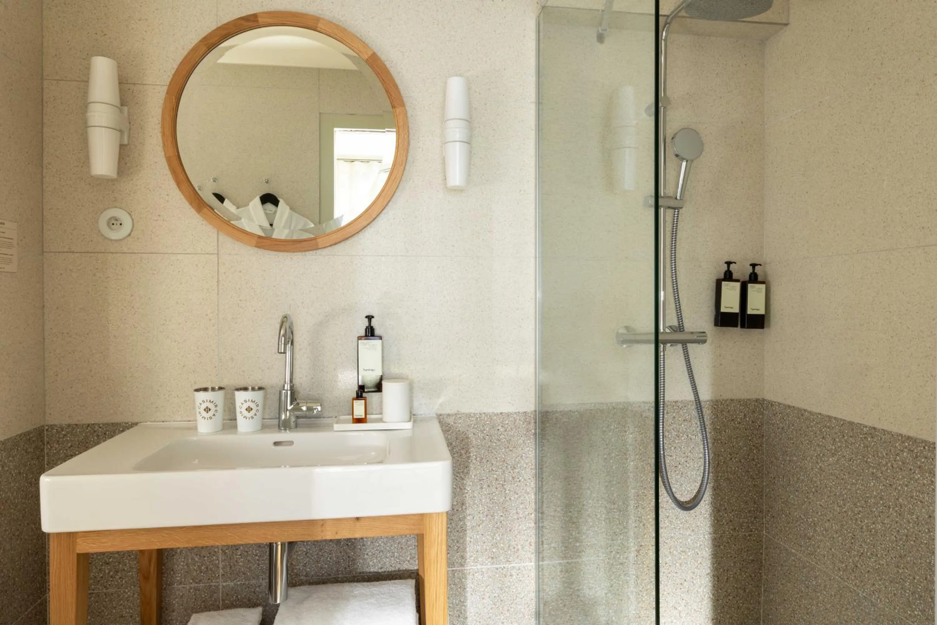 Shower in Hôtel Casimir