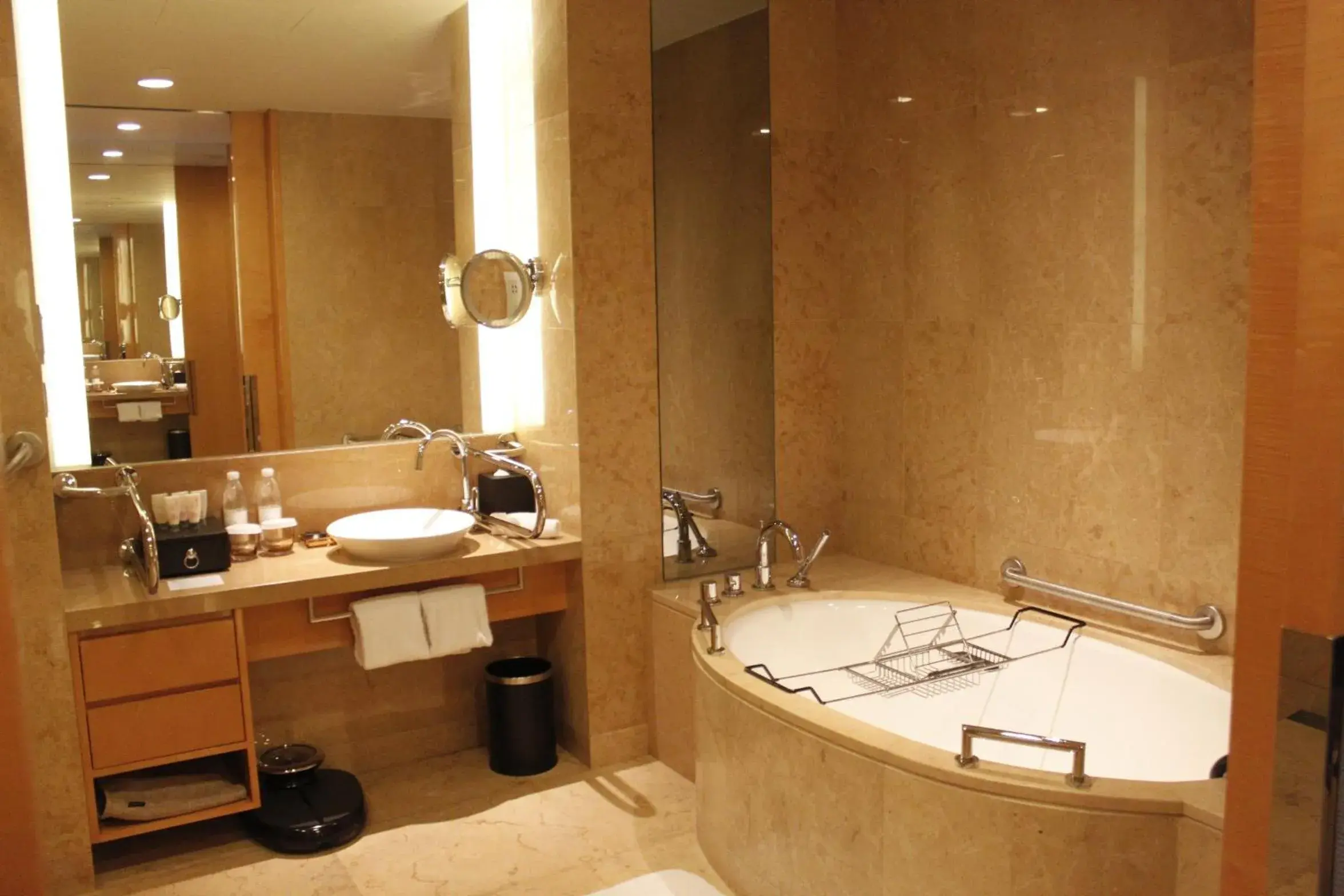 Premium King Room with Lounge Access and City View in InterContinental Shanghai Expo by IHG - Huangpu Riverview, 3KM to the Bund & Lujiazui, Near 2 Major Exhibition Centers, Onsite Currency Exchange Premium King Room with Lounge Access and City View in InterContinental Shanghai Expo by IHG - Huangpu Riverview, 3KM to the Bund & Lujiazui, Near 2 Major Exhibition Centers, Onsite Currency Exchange