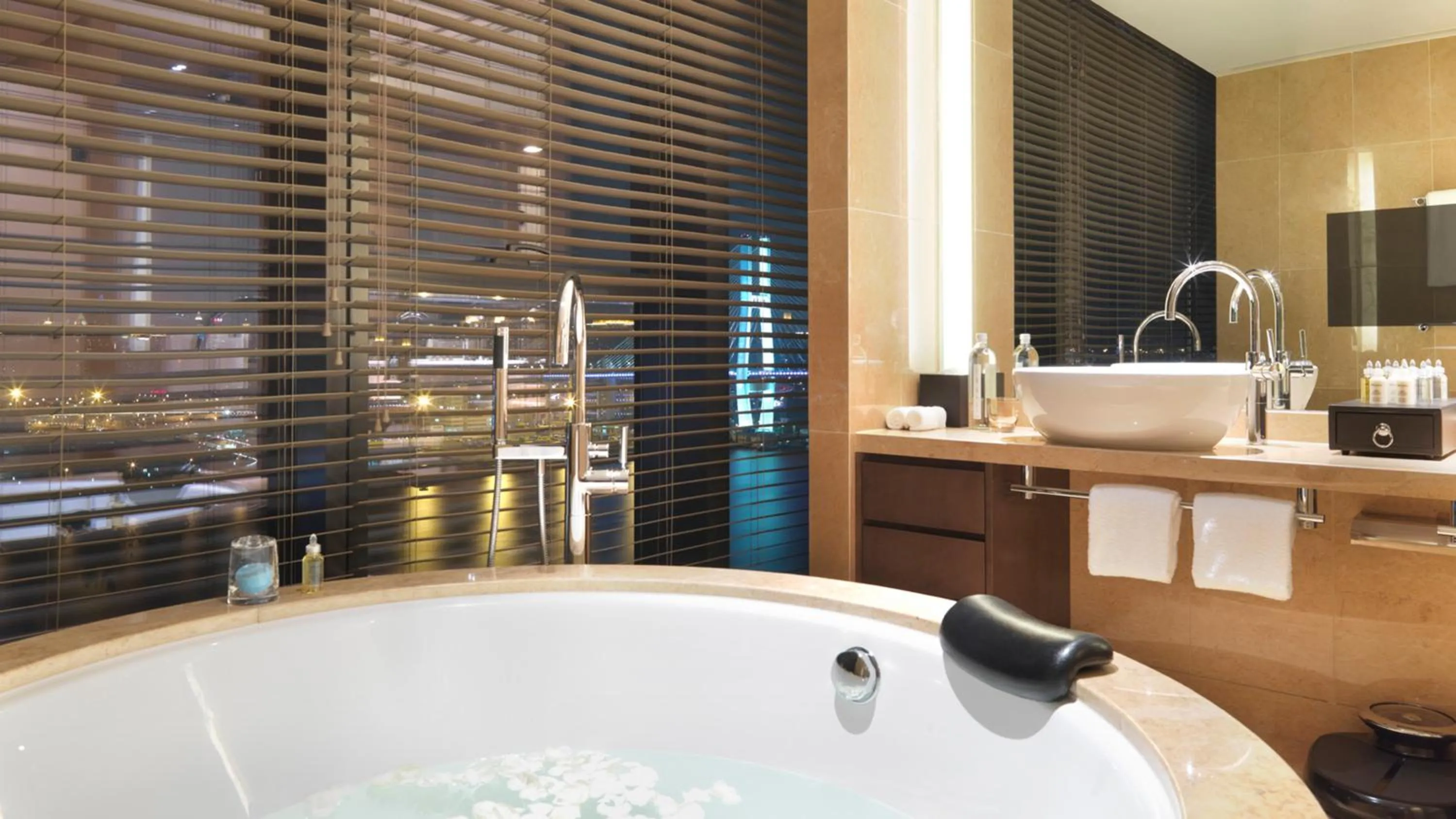 Bathroom in InterContinental Shanghai Expo by IHG - Huangpu Riverview, 3KM to the Bund & Lujiazui, Near 2 Major Exhibition Centers, Onsite Currency Exchange