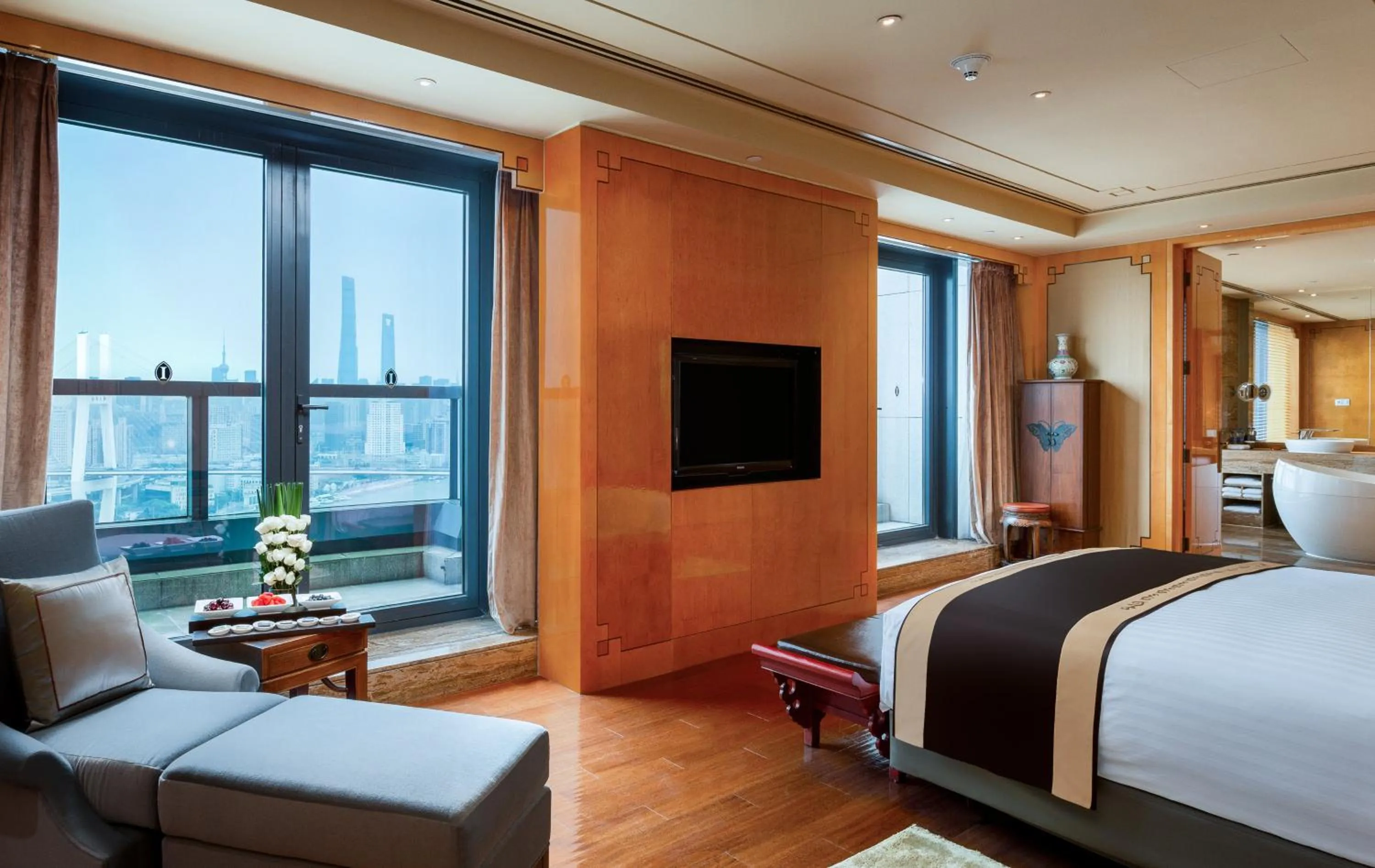 Photo of the whole room, Bed in InterContinental Shanghai Expo by IHG - Huangpu Riverview, 3KM to the Bund & Lujiazui, Near 2 Major Exhibition Centers, Onsite Currency Exchange