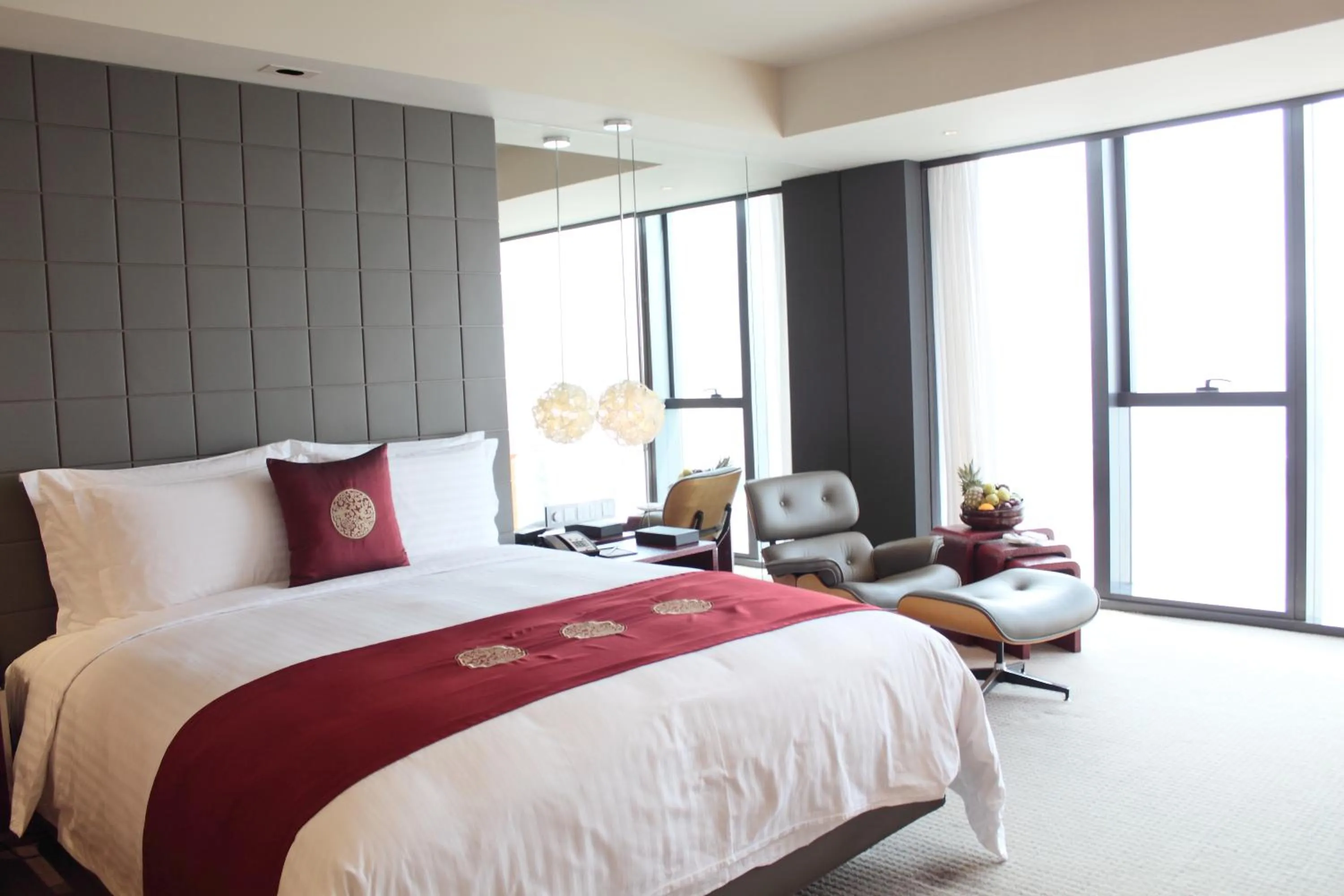 Property building, Bed in InterContinental Shanghai Expo by IHG - Huangpu Riverview, 3KM to the Bund & Lujiazui, Near 2 Major Exhibition Centers, Onsite Currency Exchange