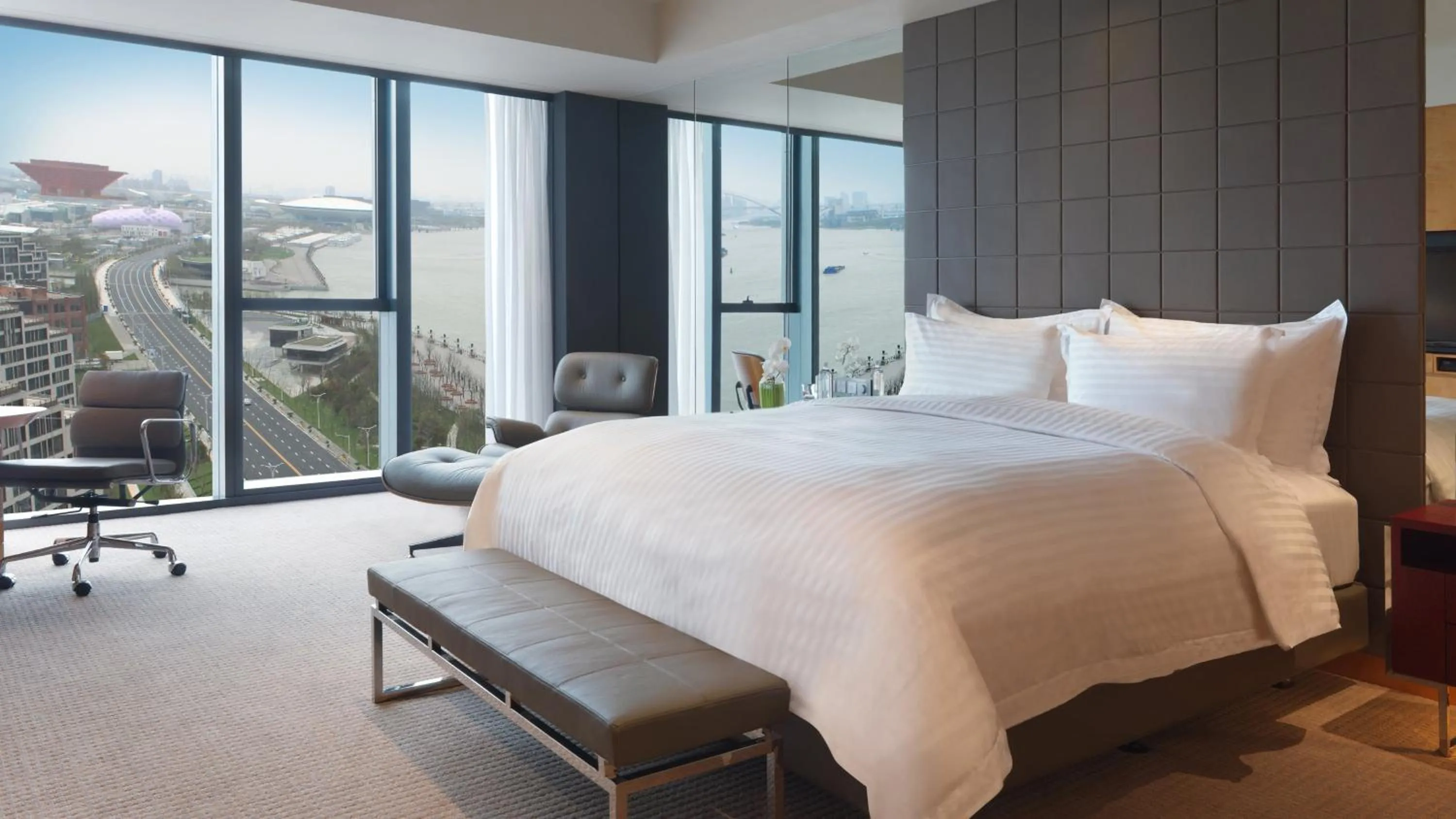 Photo of the whole room, Bed in InterContinental Shanghai Expo by IHG - Huangpu Riverview, 3KM to the Bund & Lujiazui, Near 2 Major Exhibition Centers, Onsite Currency Exchange