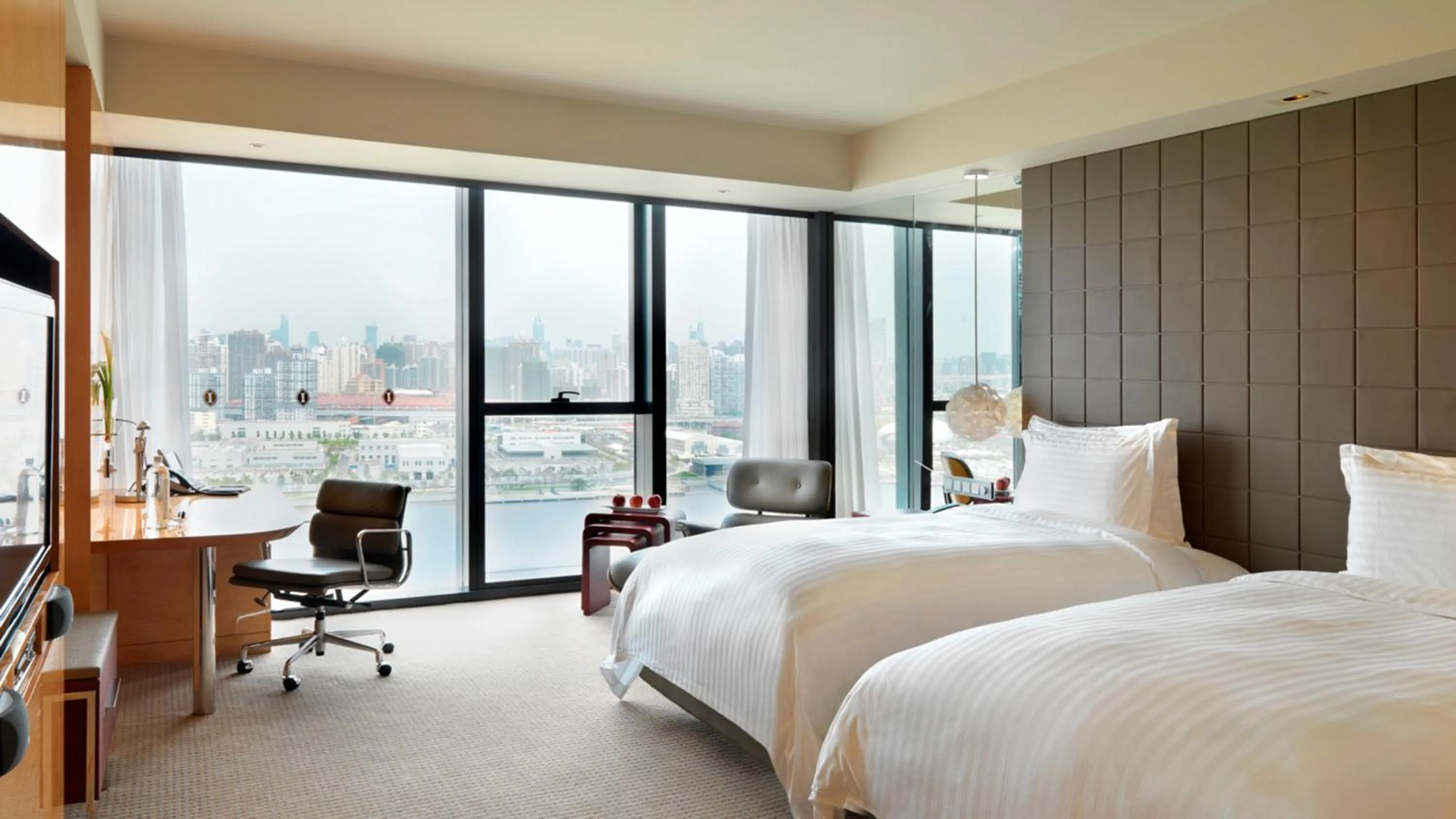 Photo of the whole room, Bed in InterContinental Shanghai Expo by IHG - Huangpu Riverview, 3KM to the Bund & Lujiazui, Near 2 Major Exhibition Centers, Onsite Currency Exchange