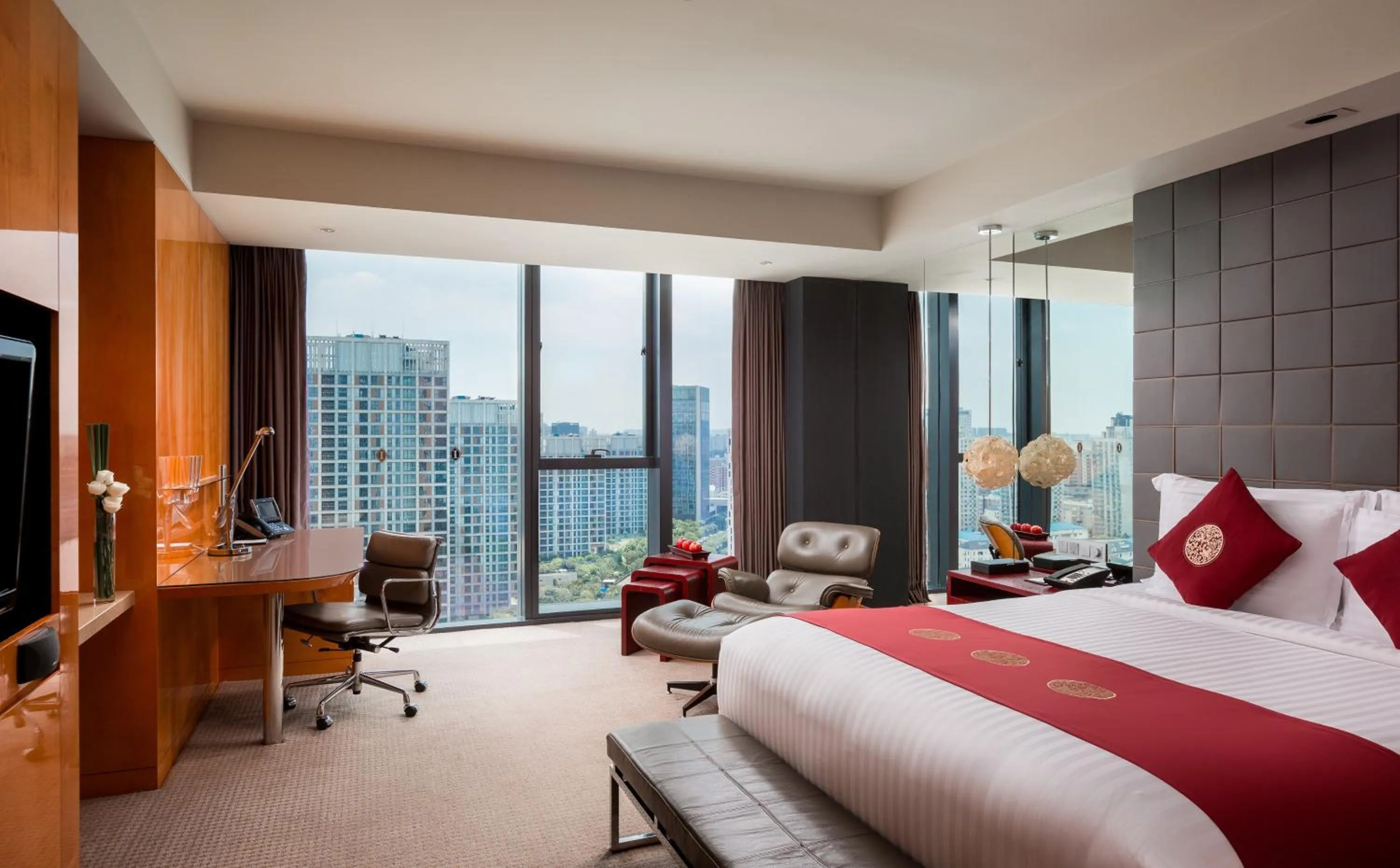 Photo of the whole room, Bed in InterContinental Shanghai Expo by IHG - Huangpu Riverview, 3KM to the Bund & Lujiazui, Near 2 Major Exhibition Centers, Onsite Currency Exchange