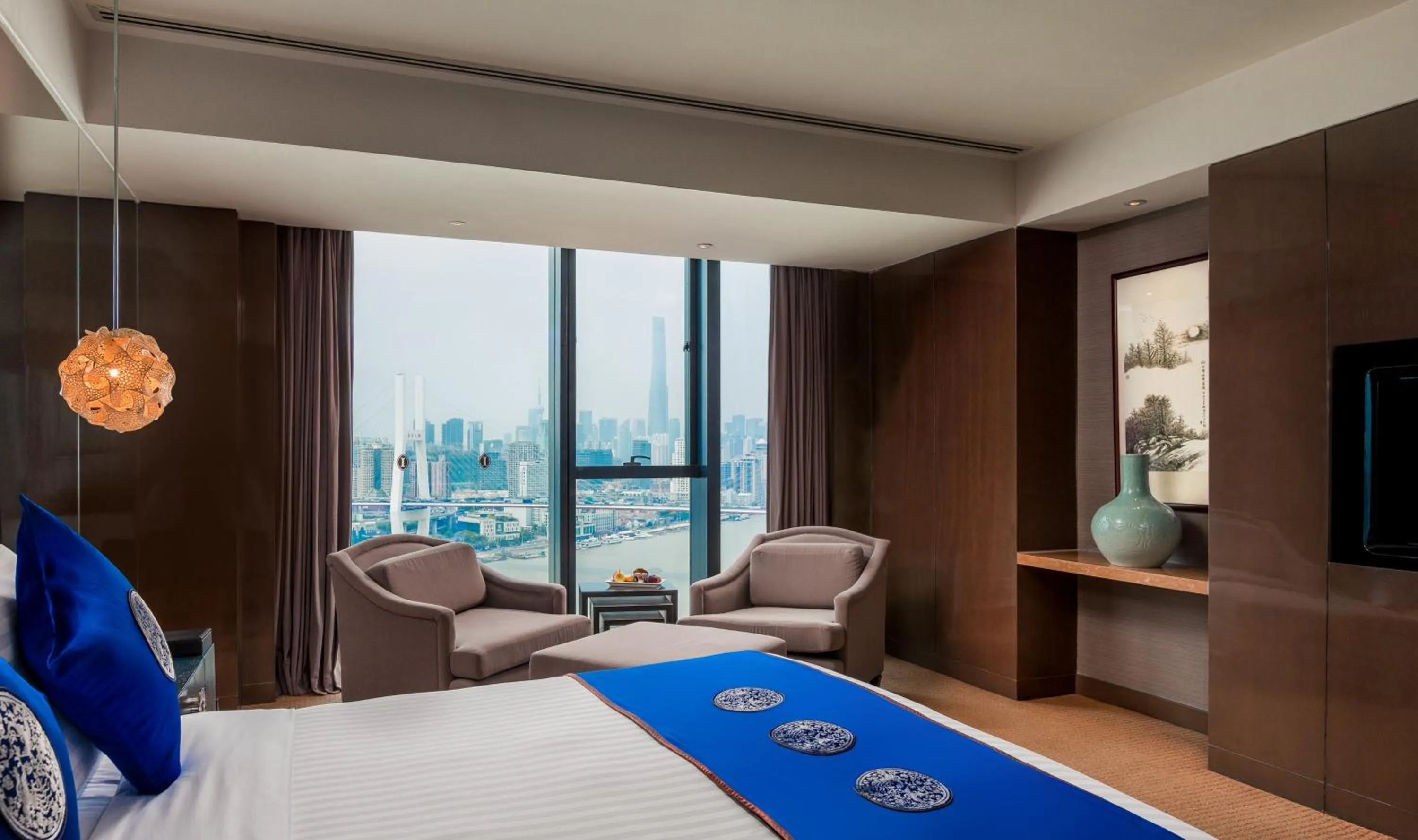 Photo of the whole room, Bed in InterContinental Shanghai Expo by IHG - Huangpu Riverview, 3KM to the Bund & Lujiazui, Near 2 Major Exhibition Centers, Onsite Currency Exchange