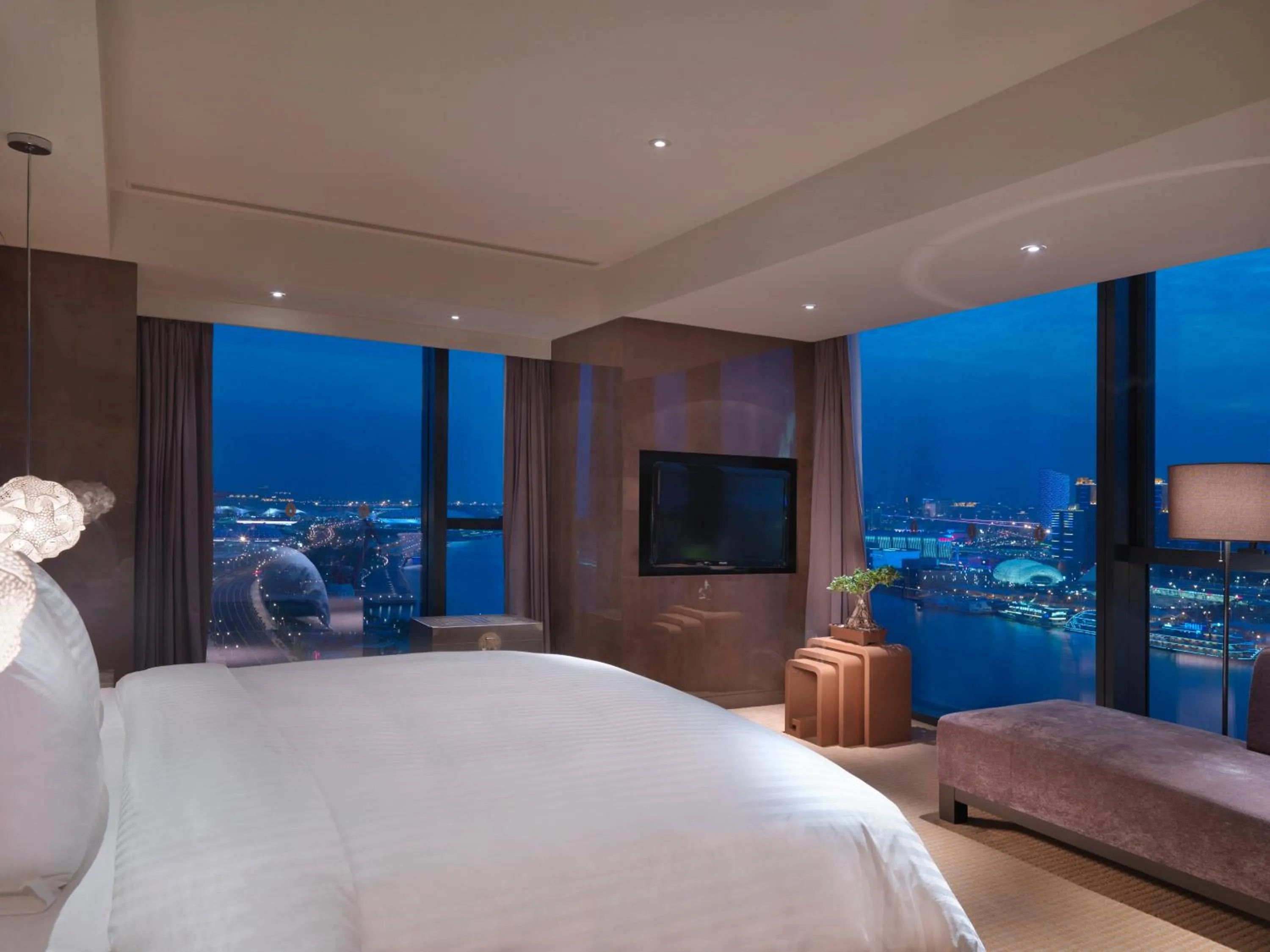 Photo of the whole room, Bed in InterContinental Shanghai Expo by IHG - Huangpu Riverview, 3KM to the Bund & Lujiazui, Near 2 Major Exhibition Centers, Onsite Currency Exchange