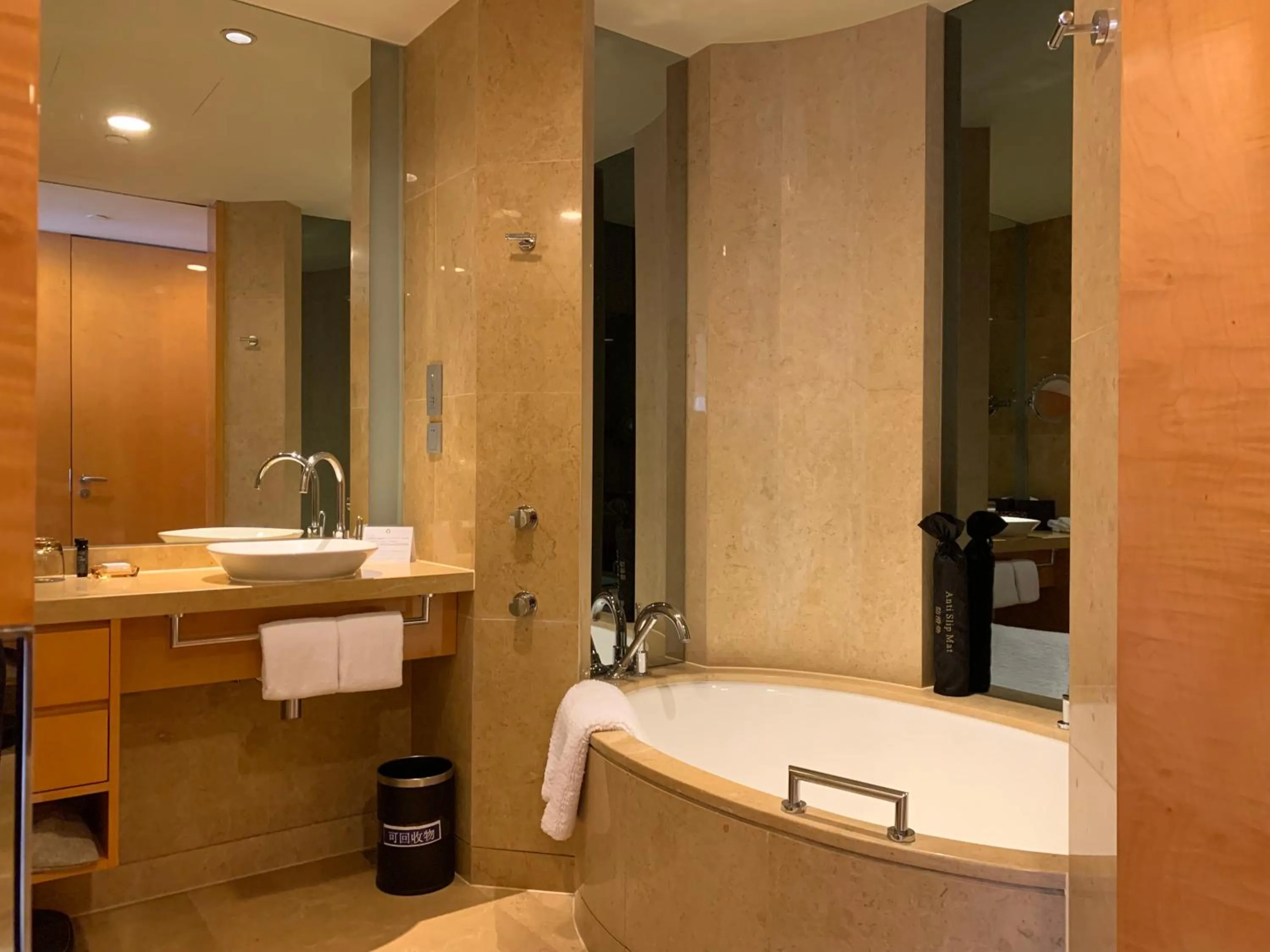 Bath in InterContinental Shanghai Expo by IHG - Huangpu Riverview, 3KM to the Bund & Lujiazui, Near 2 Major Exhibition Centers, Onsite Currency Exchange