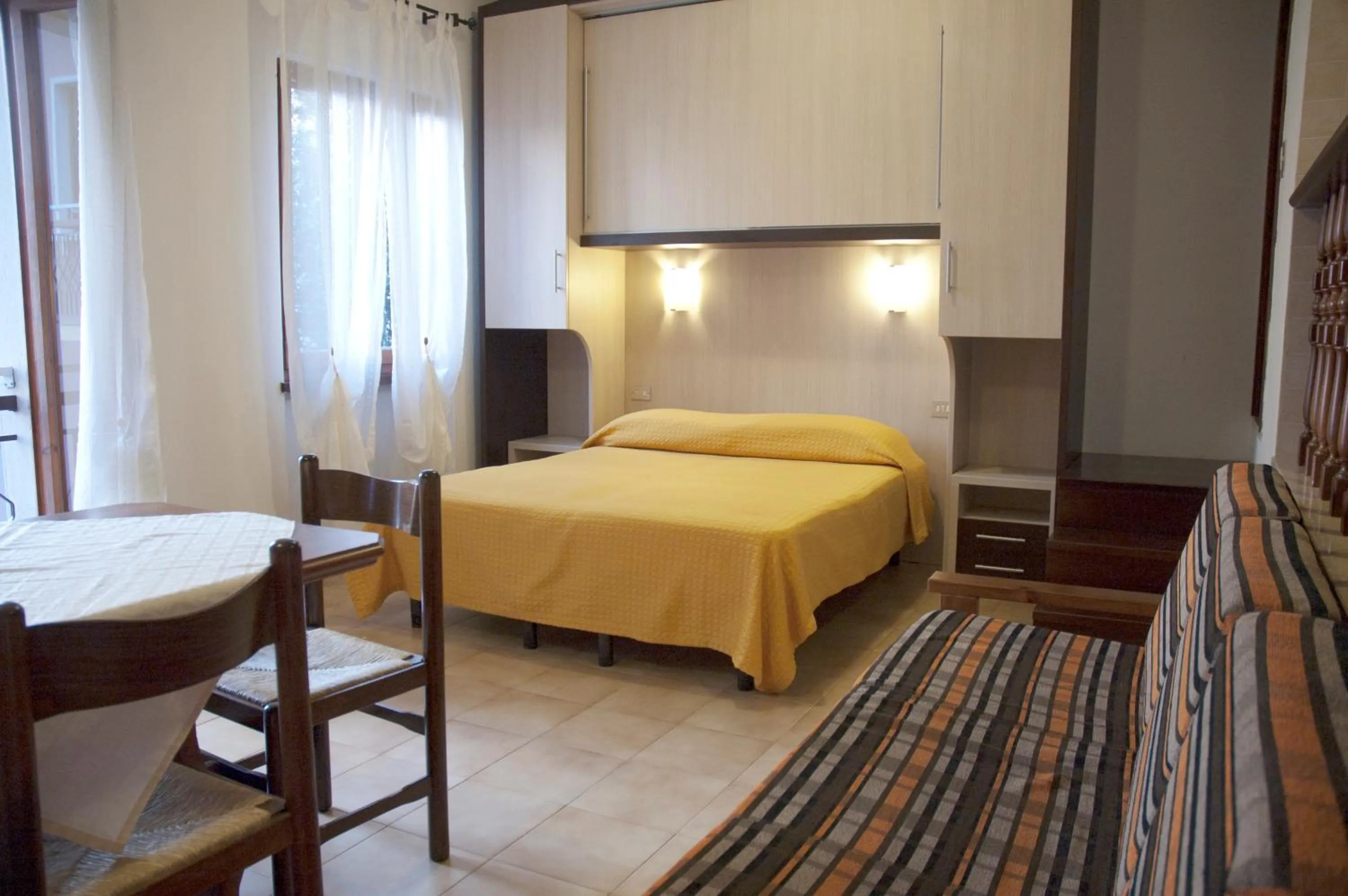 Balcony/Terrace, Bed in Hotel Merano