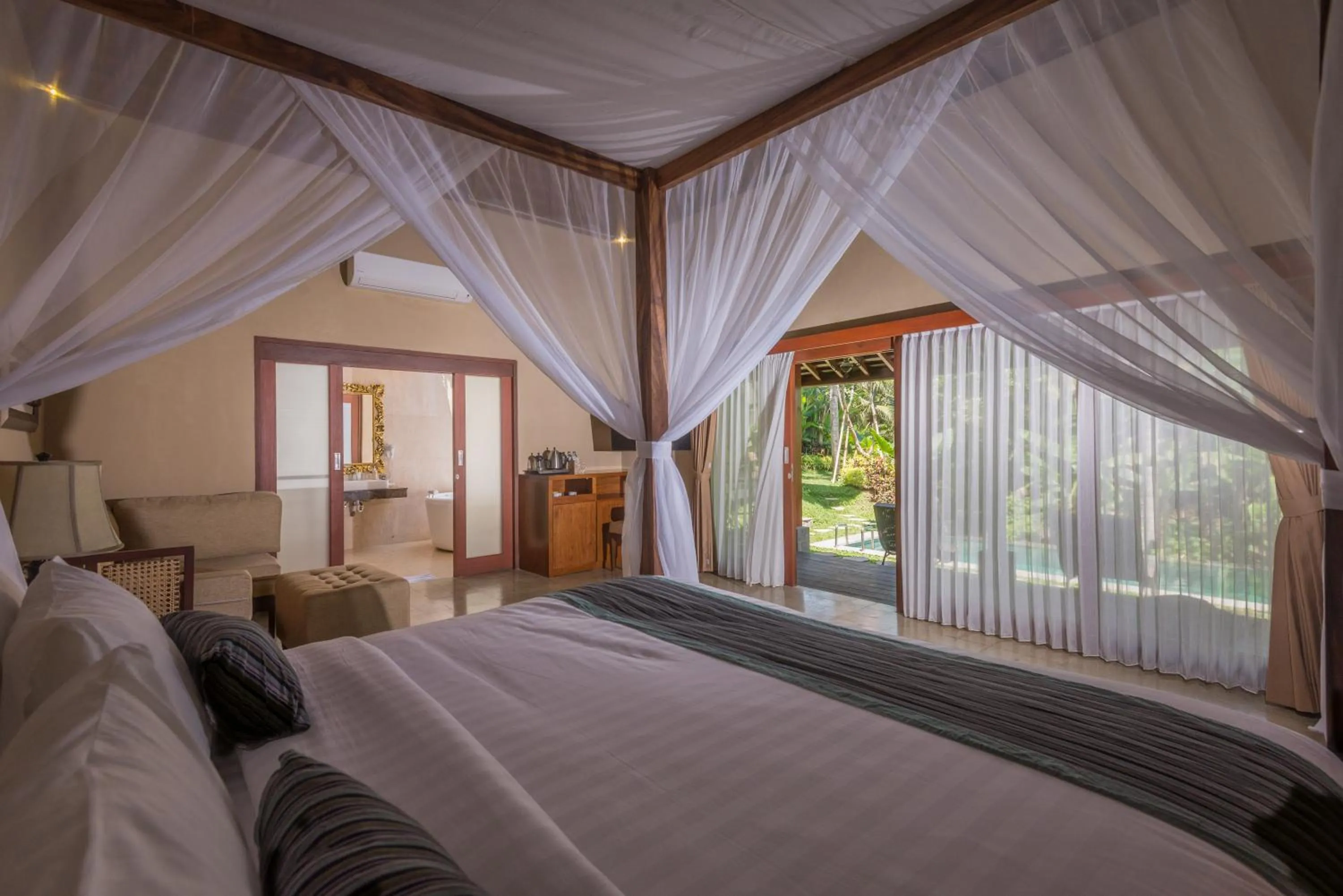 Bed in ILA Villa Ubud