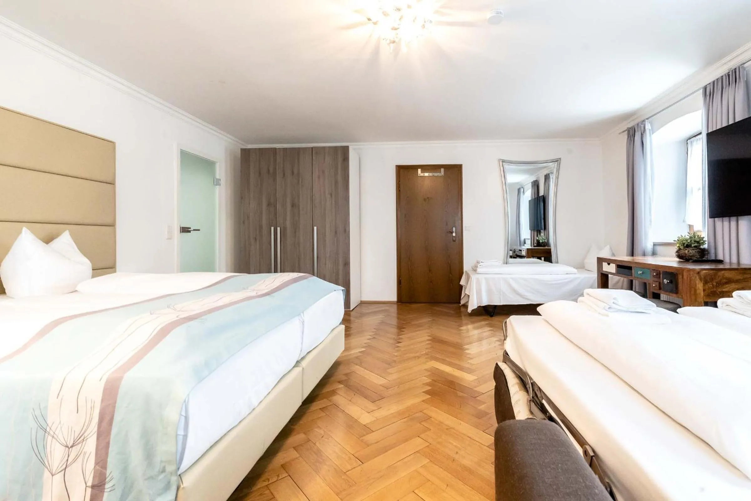 Communal lounge/ TV room, Bed in Hotel Wandinger Hof