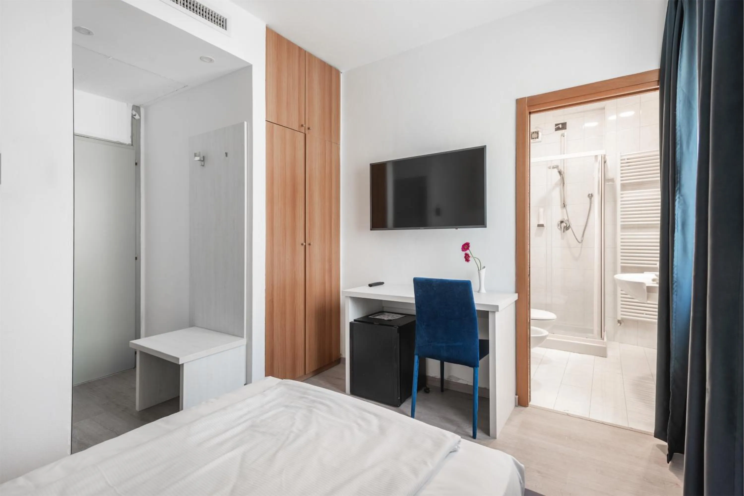 Shower, Bed in Hotel De Nac