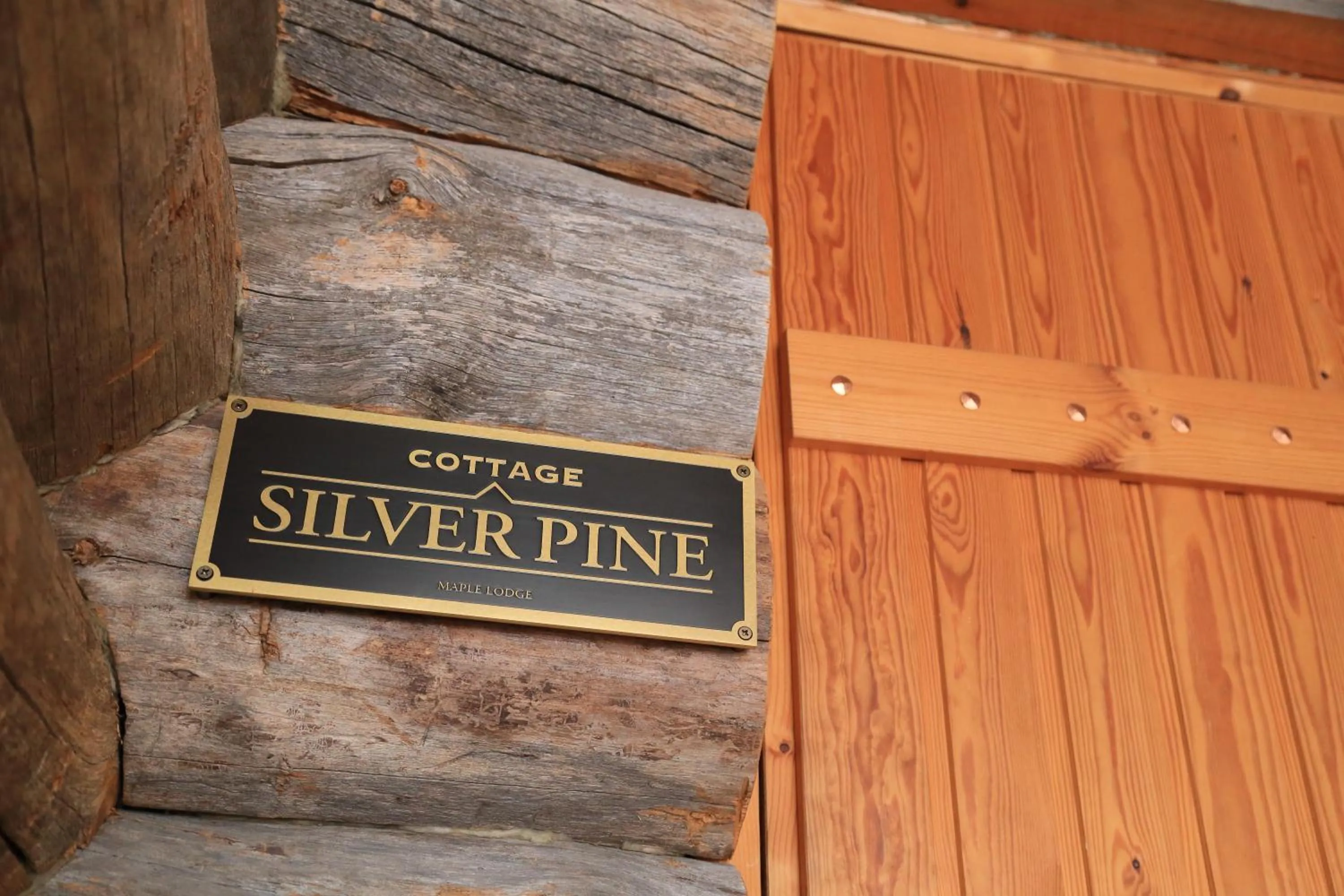 Log Hotel The Maple Lodge