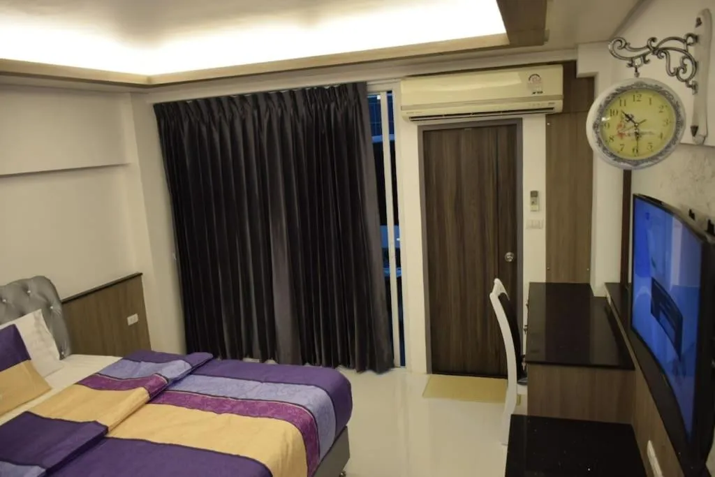 Property building, Bed in Family Suite Room Pratunam