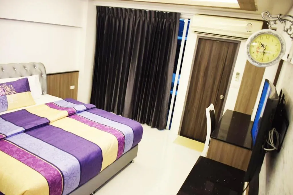 Property building, Bed in Family Suite Room Pratunam