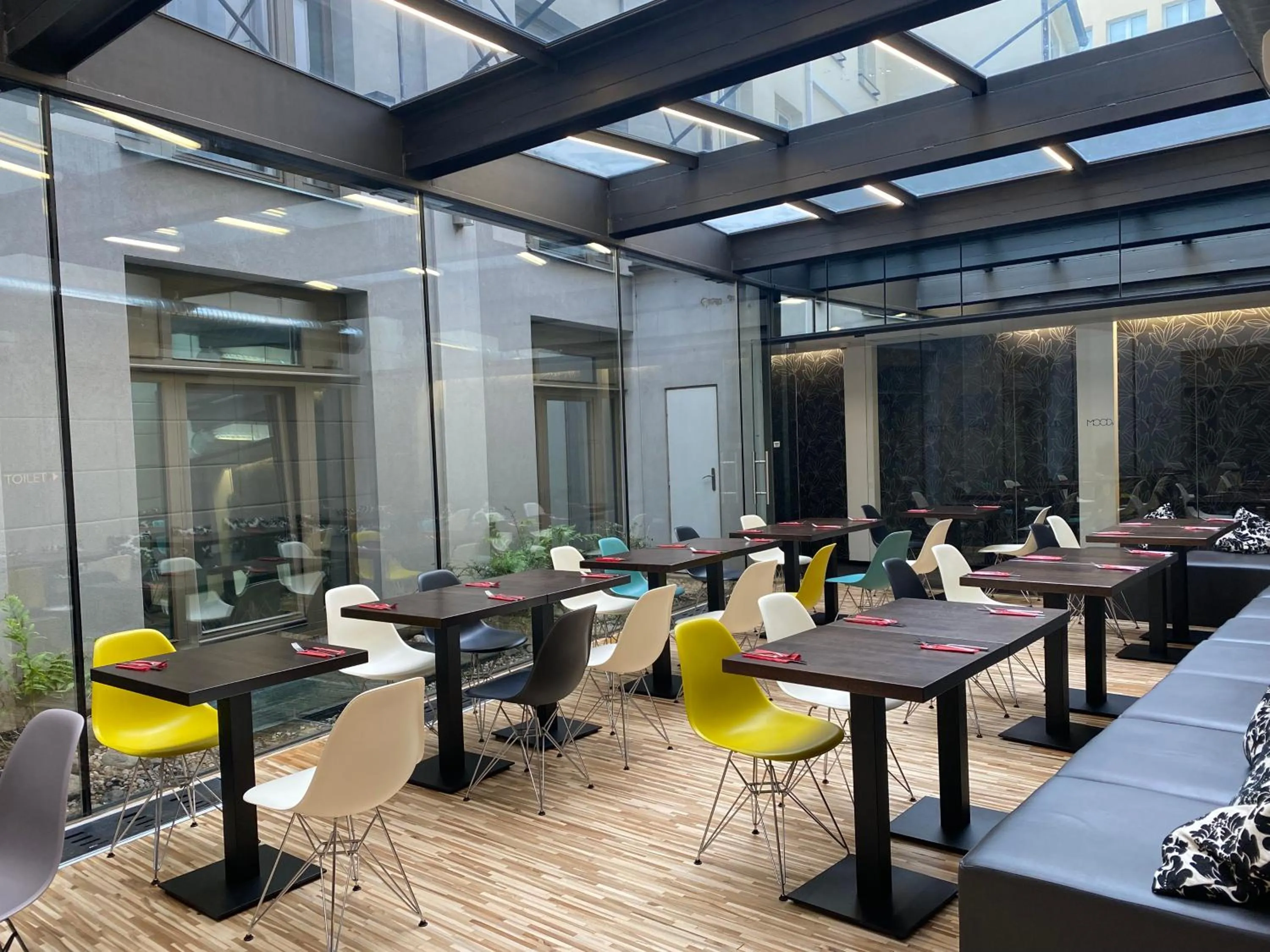 Restaurant/places to eat in MOODs boutique hotel