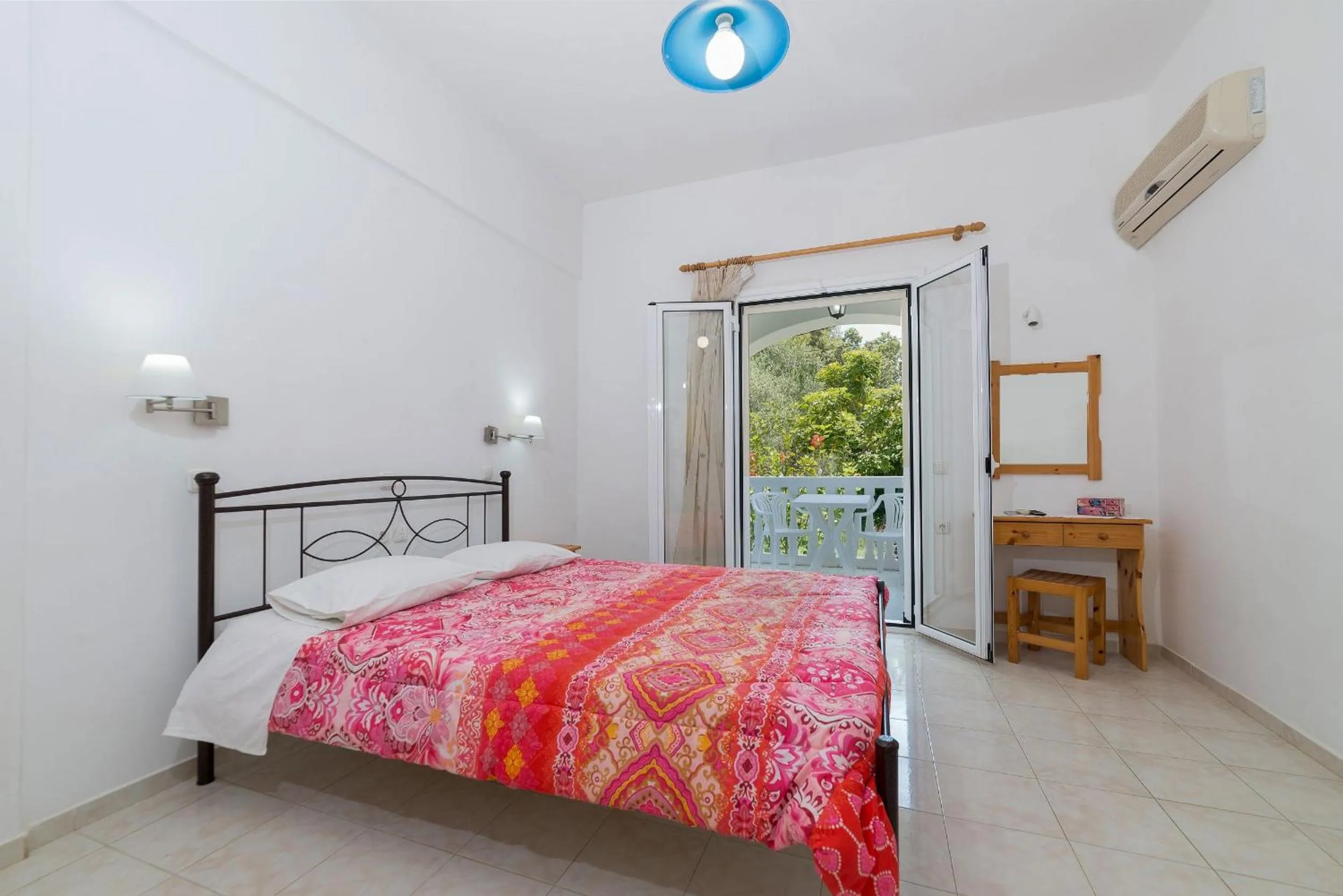 Bedroom, Bed in Ruassi Studios