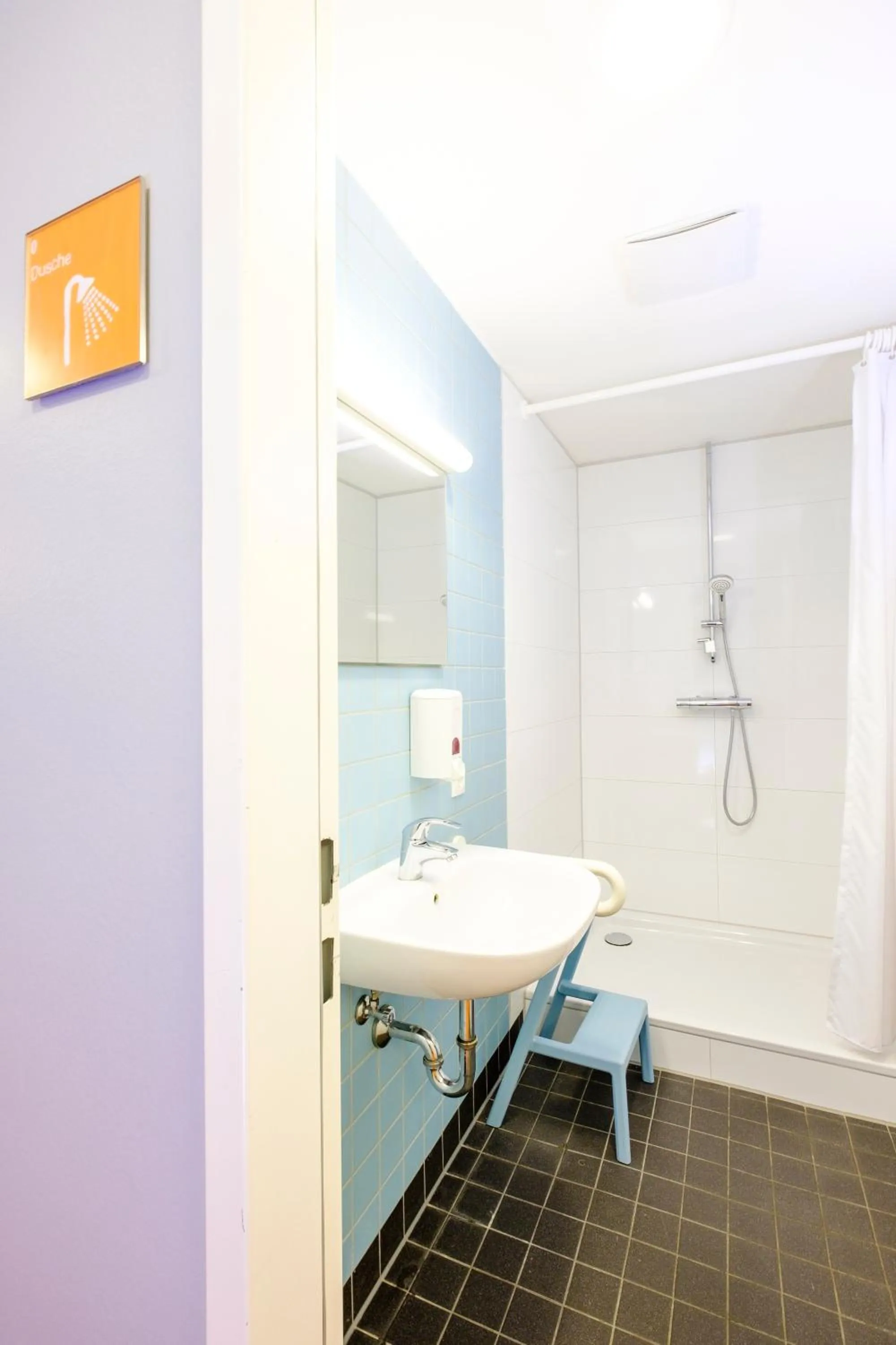 Bathroom in HI Munich Park Youth Hostel