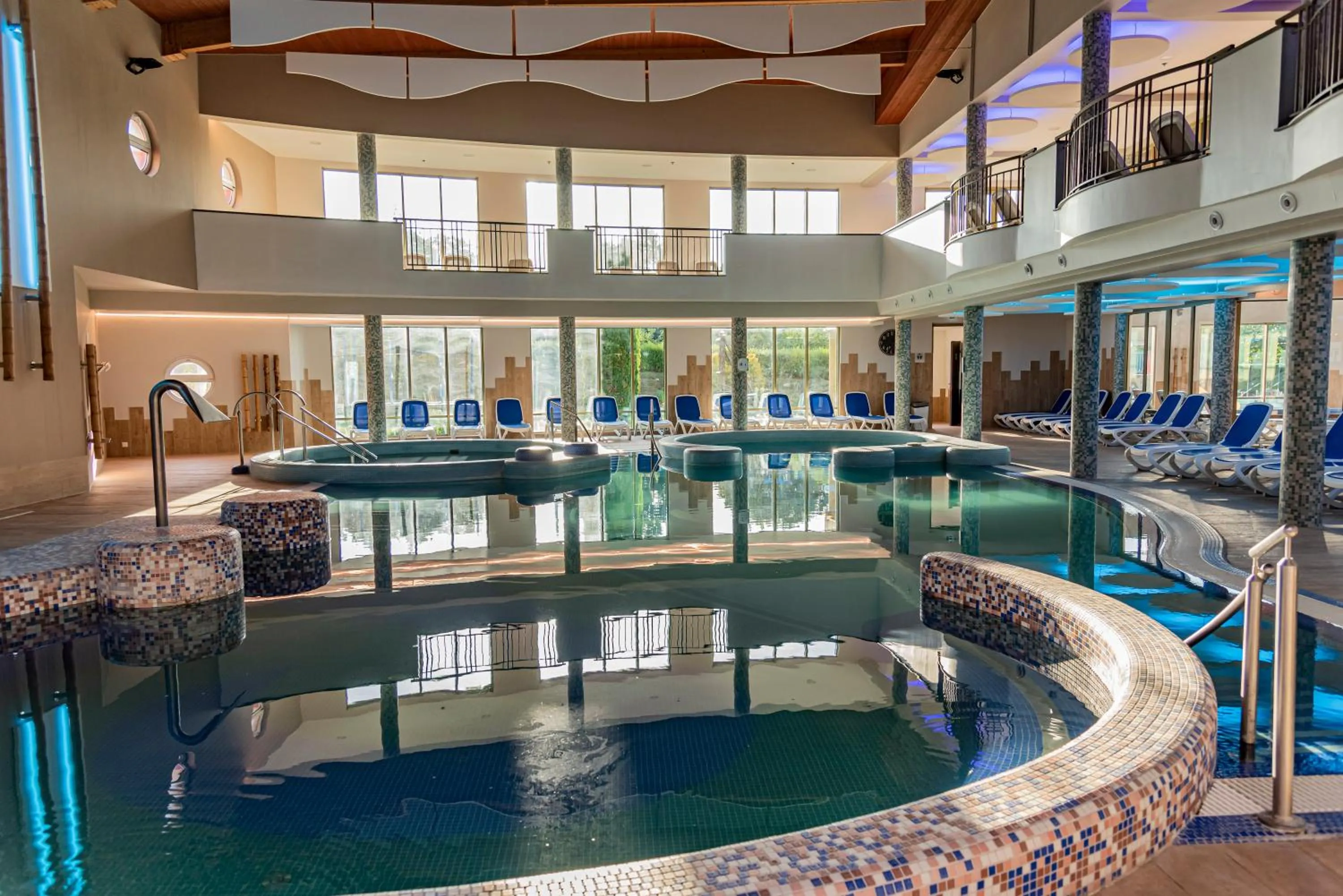 Swimming pool in Hotel Karos Spa