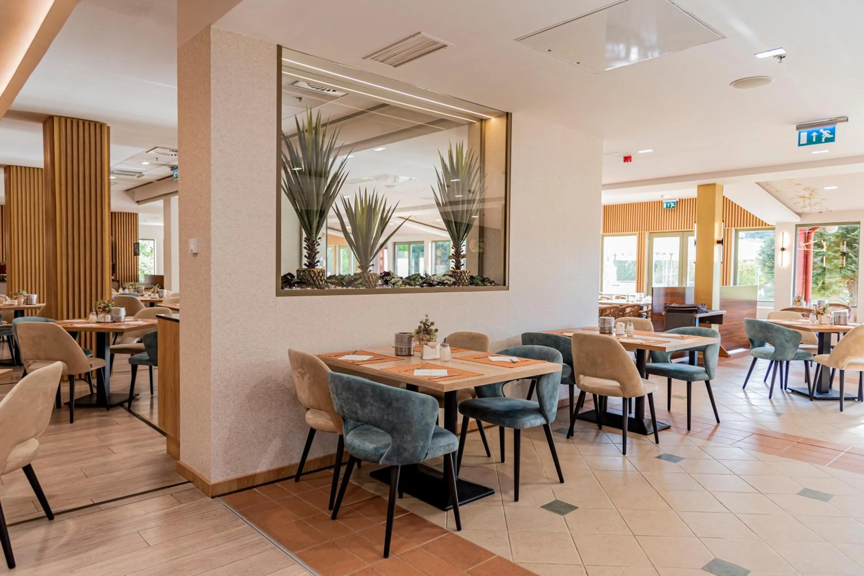 Restaurant/places to eat in Hotel Karos Spa