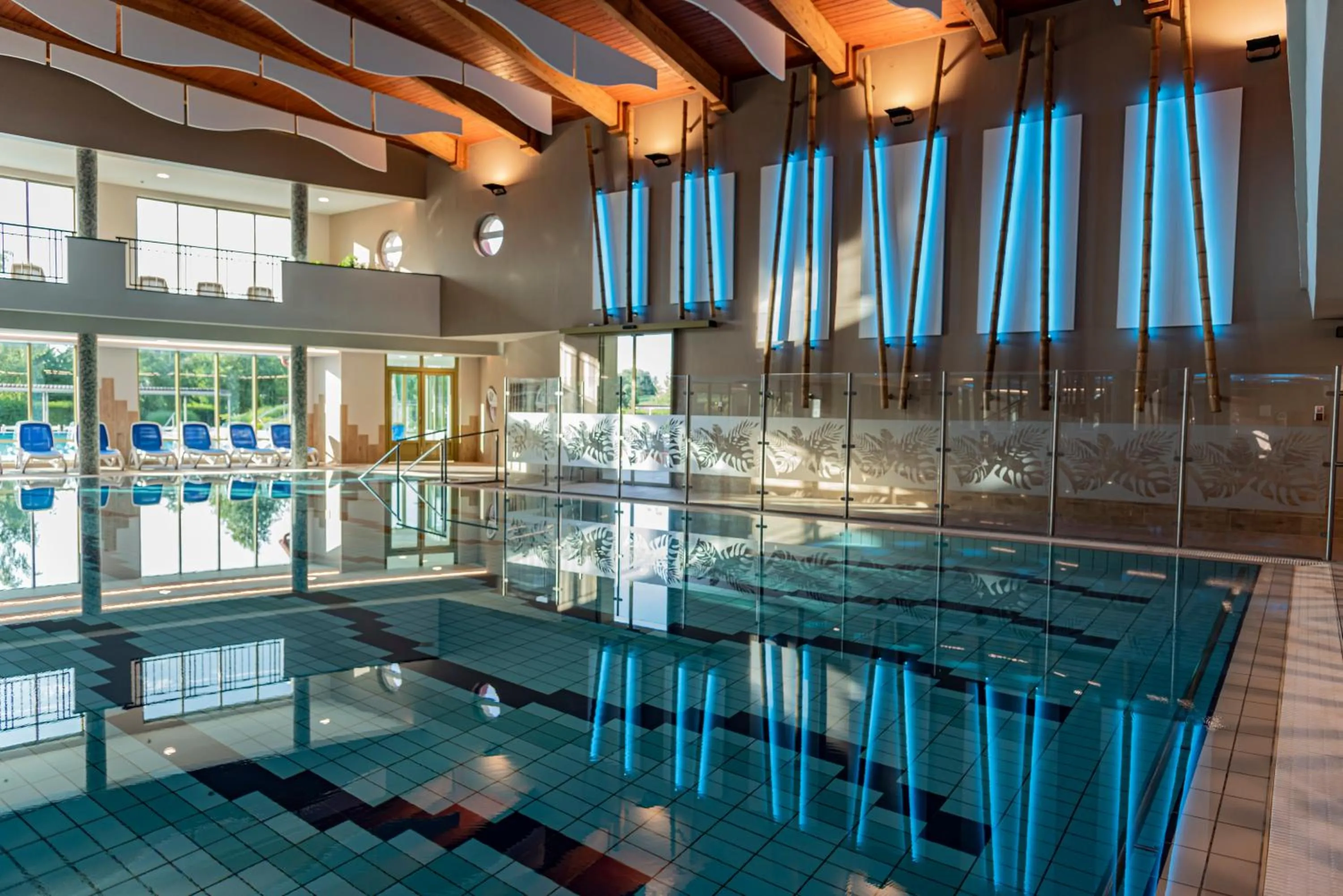 Swimming pool in Hotel Karos Spa