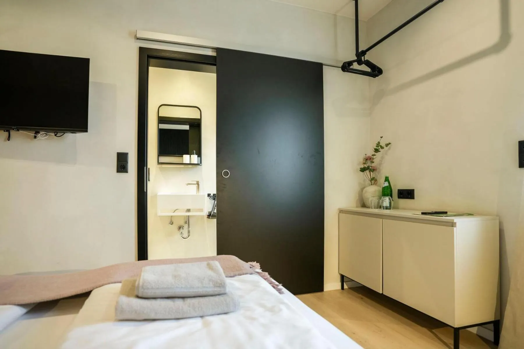 Bed in Hotel Weinhaus Kreuter