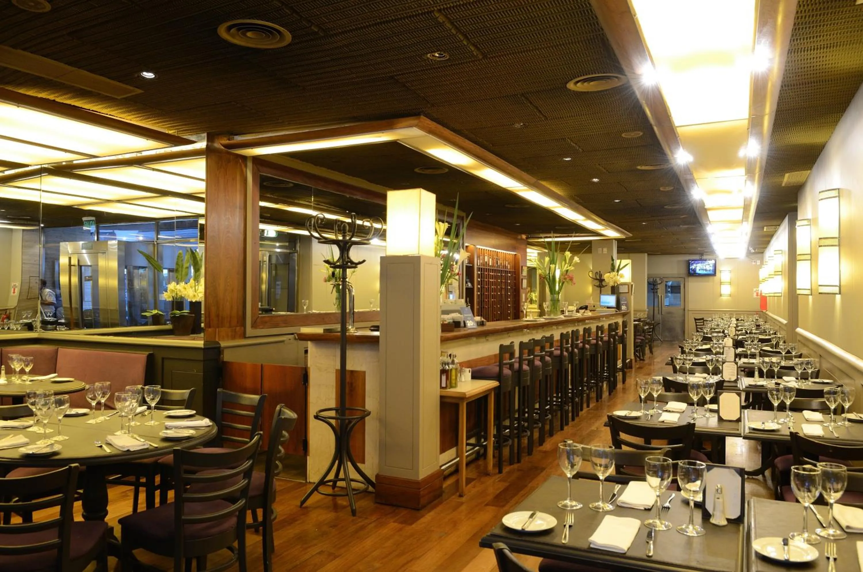 Restaurant/places to eat in Lafayette Hotel