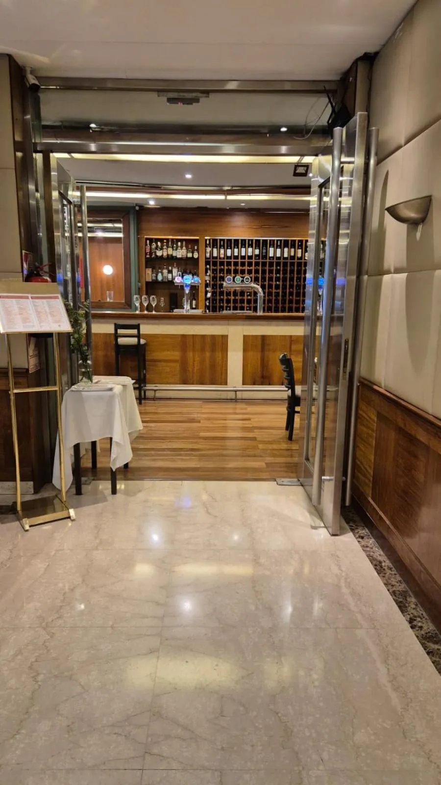 Restaurant/places to eat in Lafayette Hotel