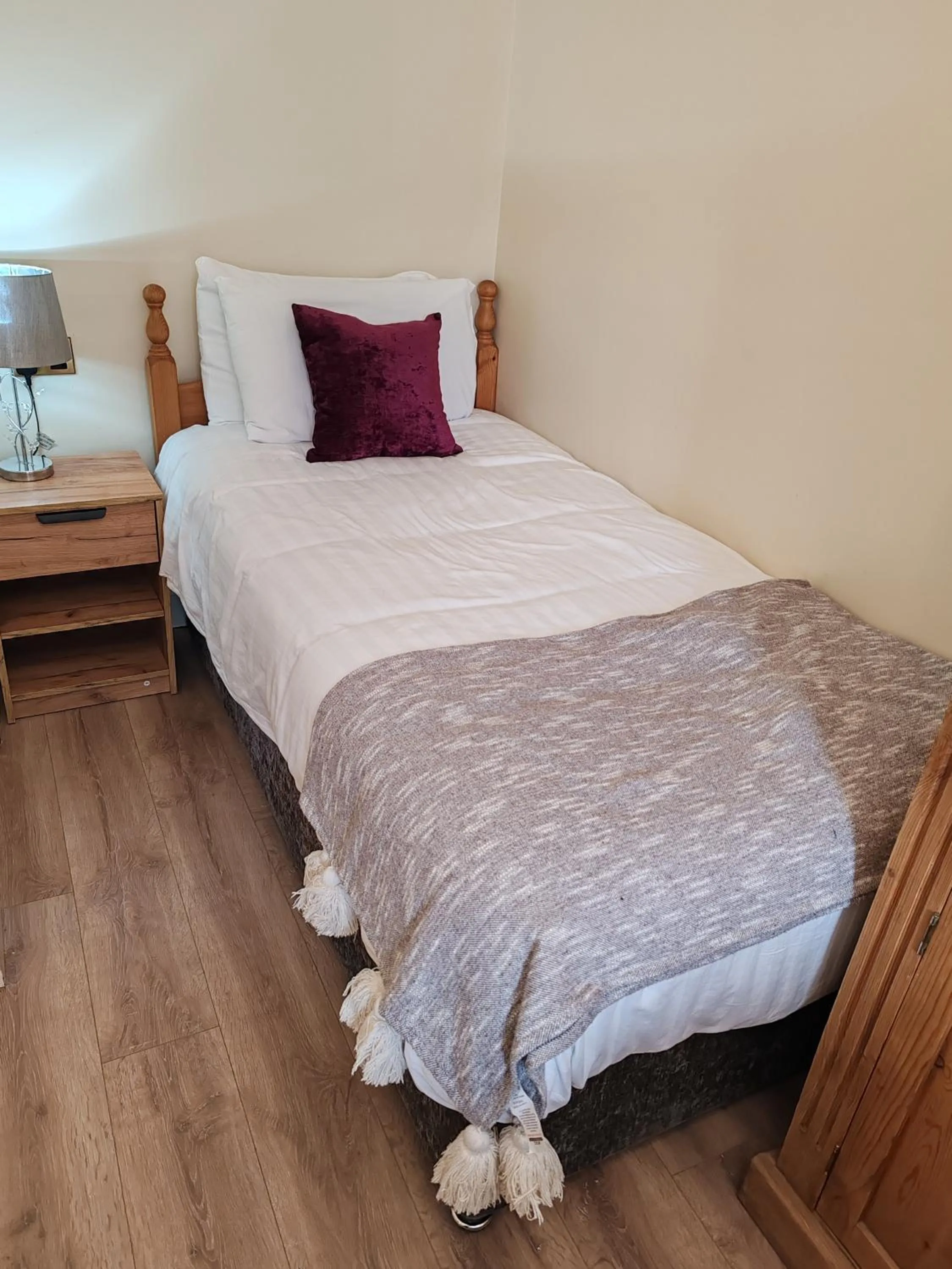 Bed in Raheen House Hotel