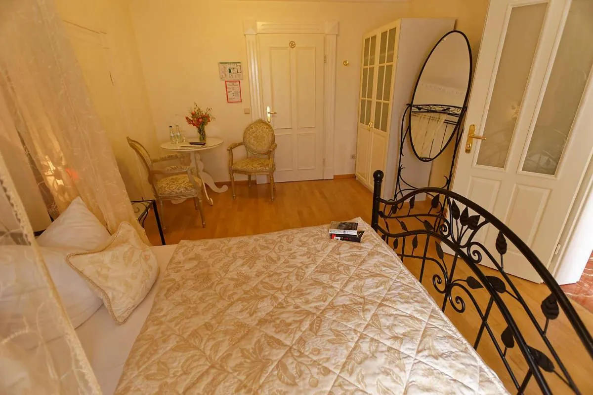 Photo of the whole room, Bed in Burghaus & Villa Kronenburg