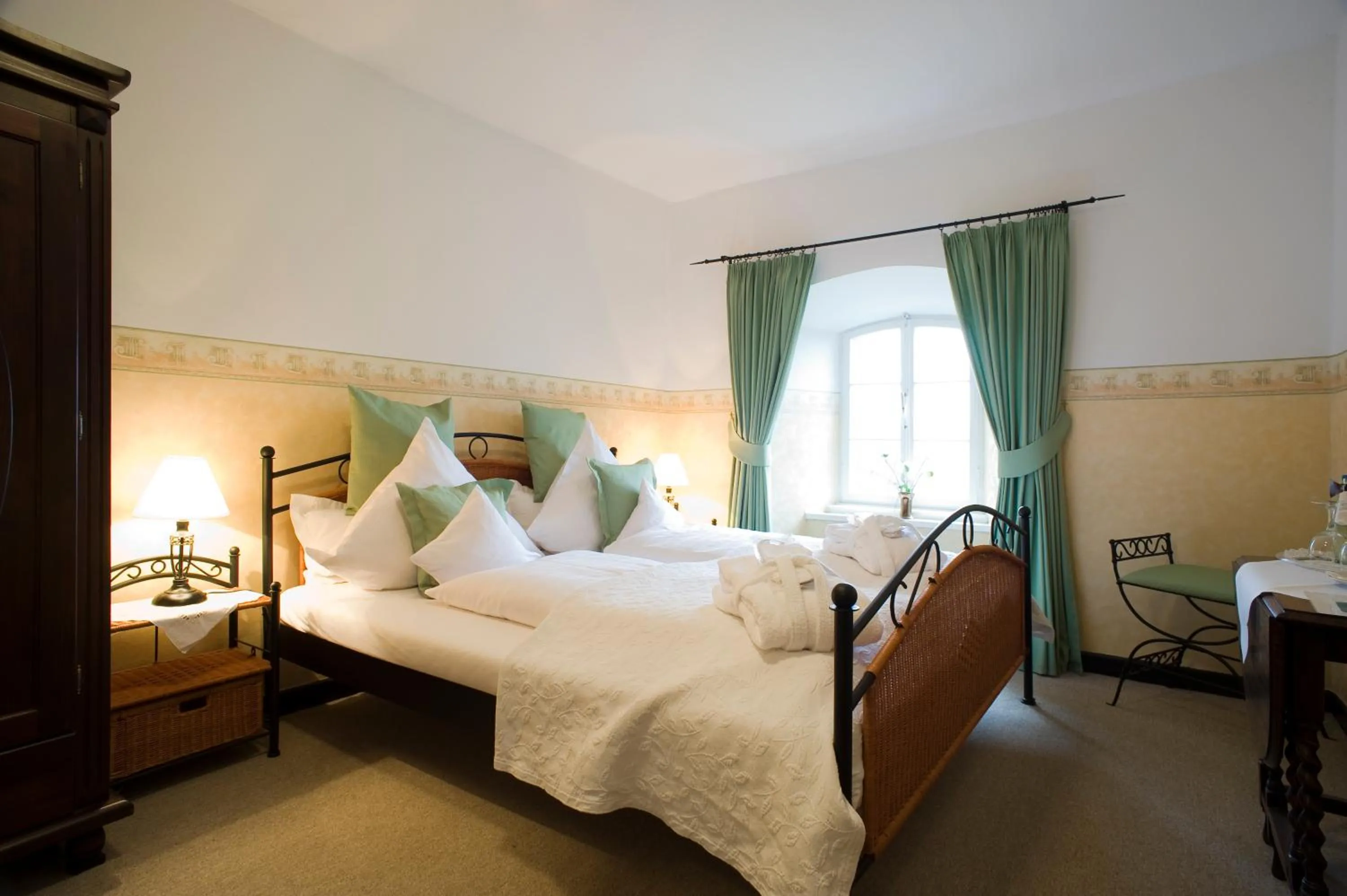 Bed in Burghaus & Villa Kronenburg