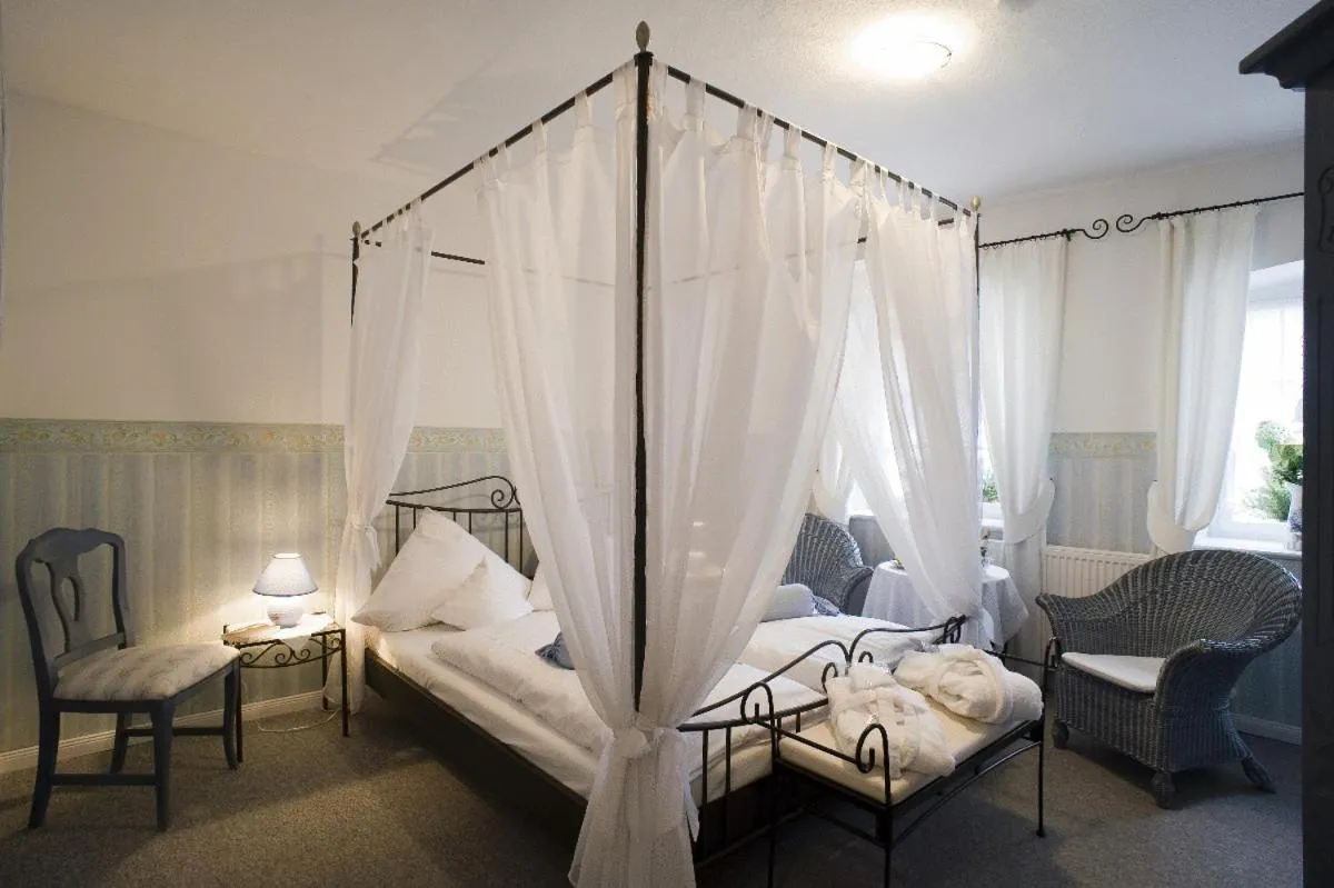 Day, Bed in Burghaus & Villa Kronenburg