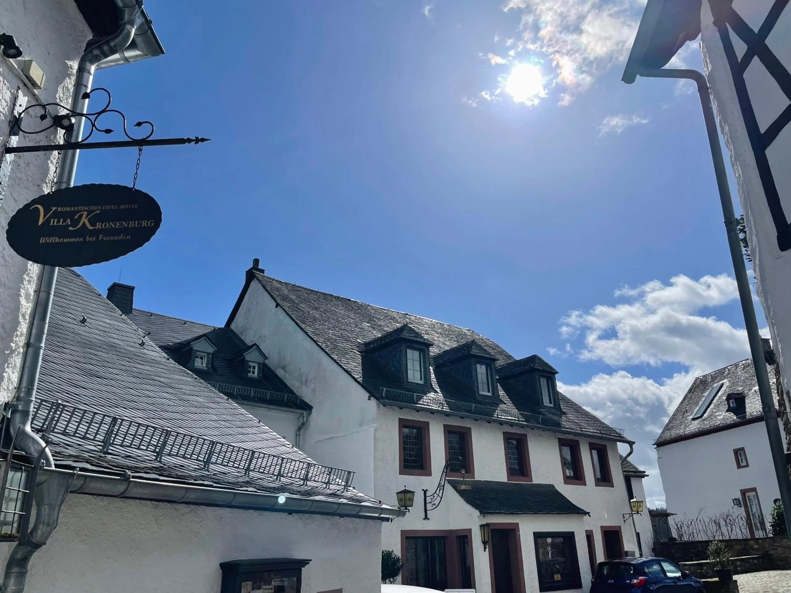 Property building in Burghaus & Villa Kronenburg