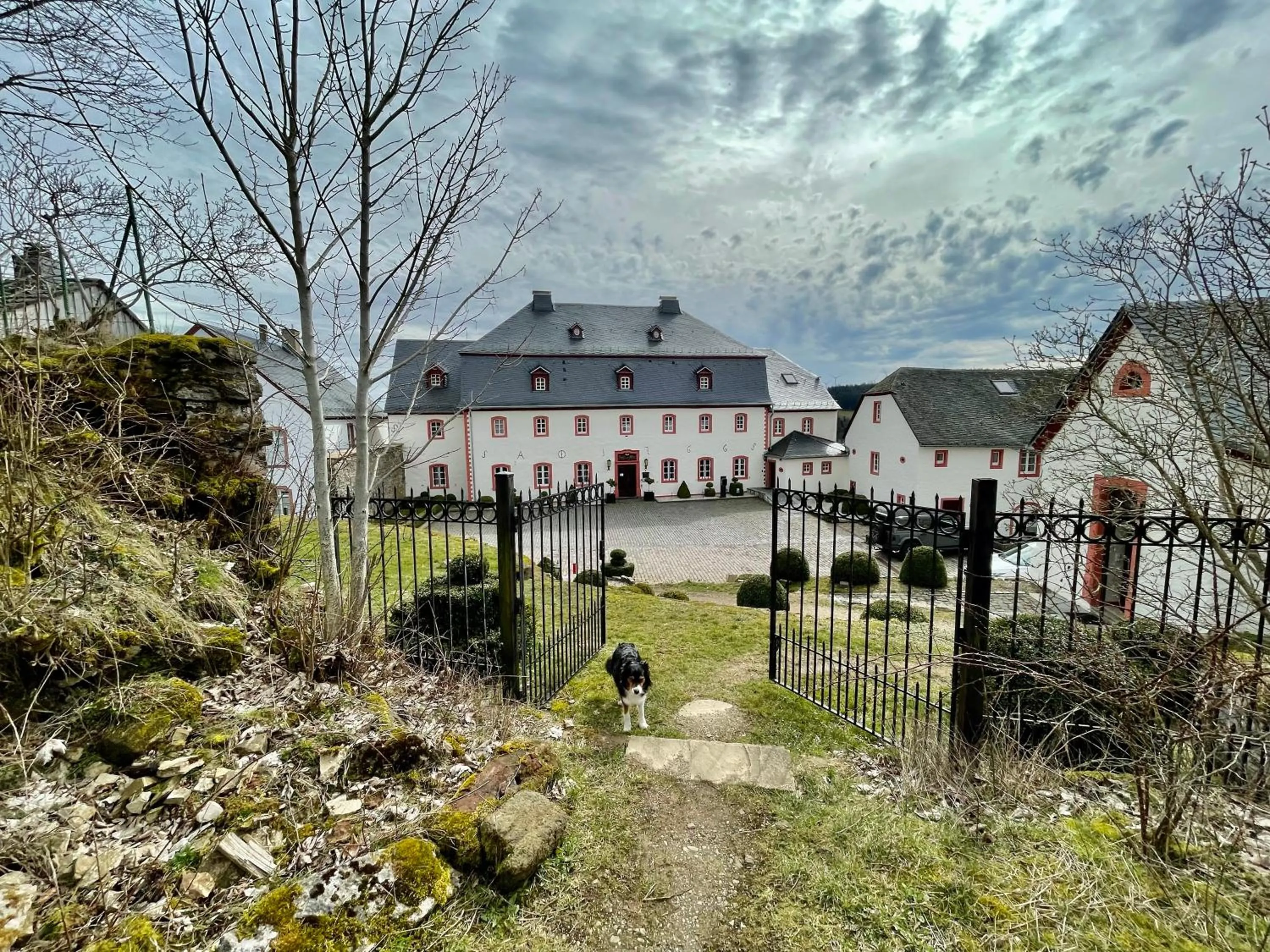 Property building in Burghaus & Villa Kronenburg