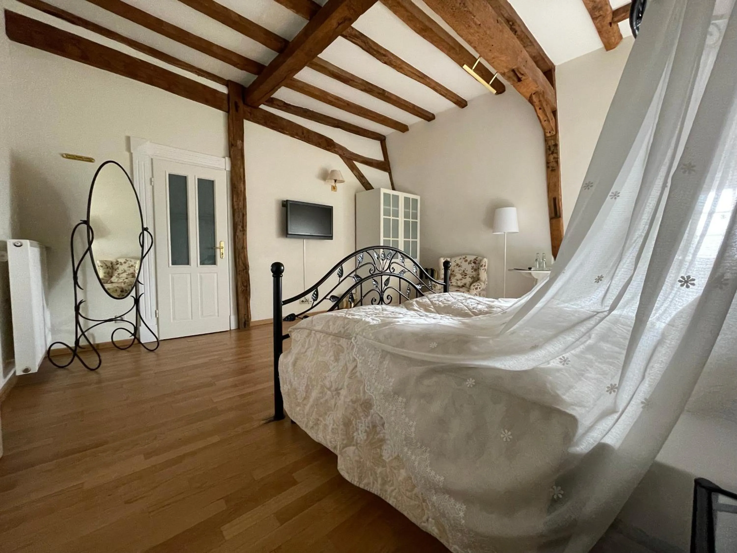 Bathroom, Bed in Burghaus & Villa Kronenburg
