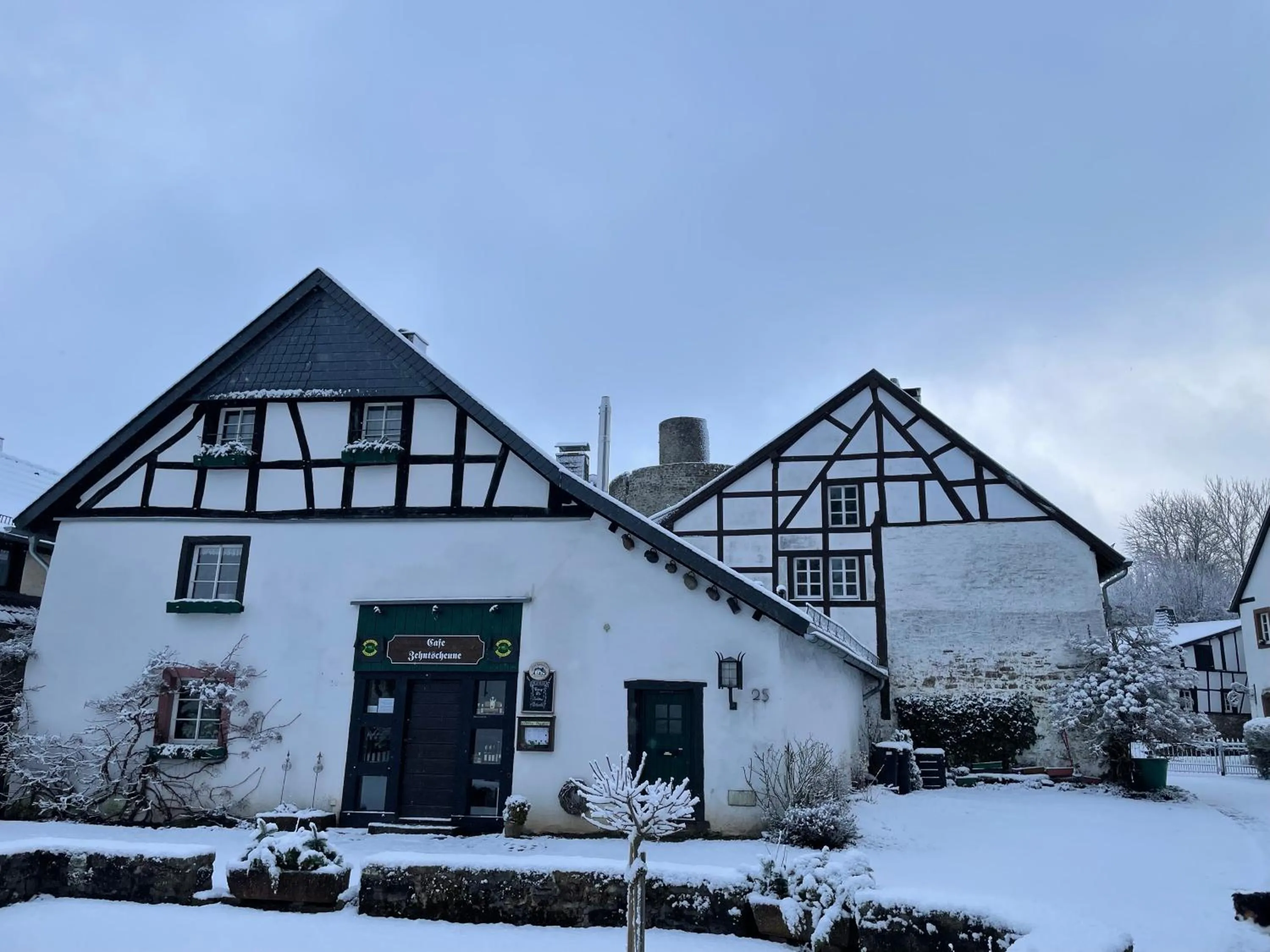 Property building in Burghaus & Villa Kronenburg