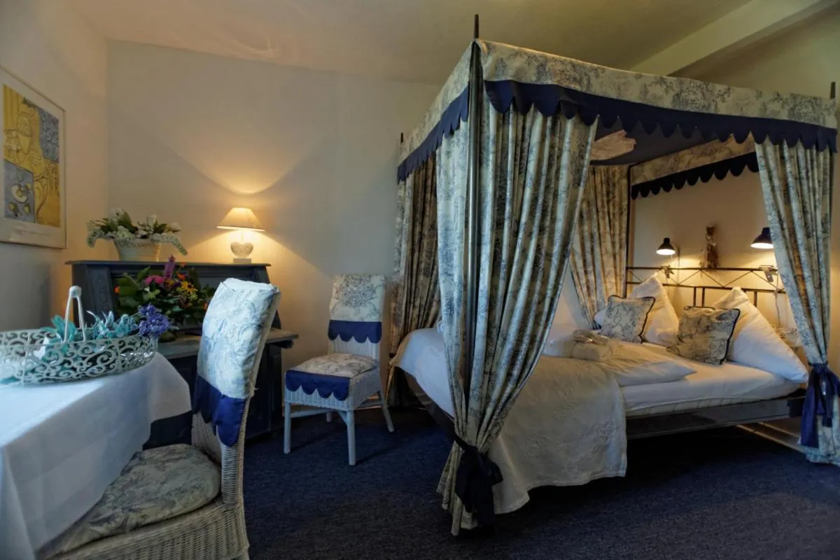 Bed in Burghaus & Villa Kronenburg