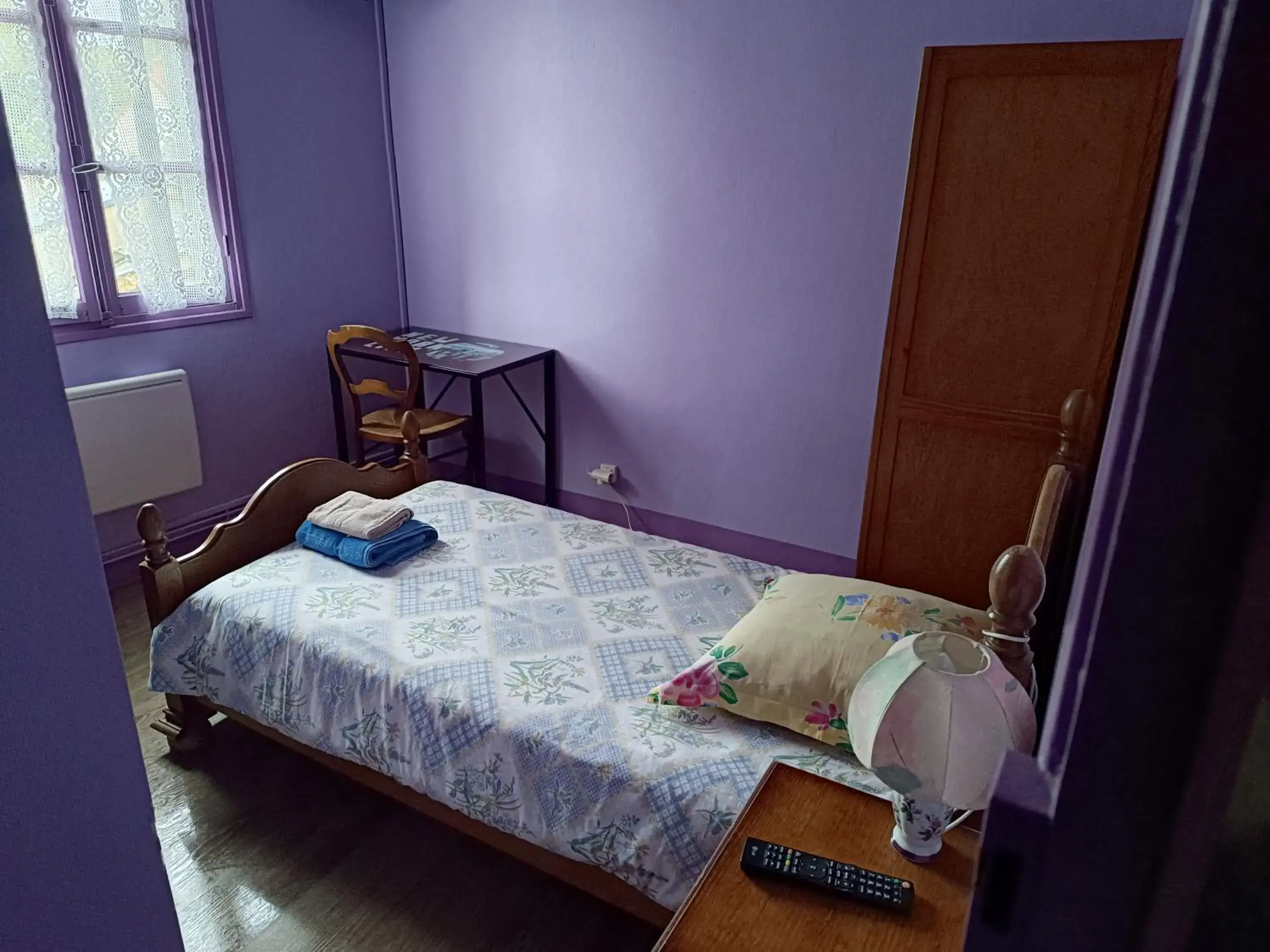 Single Room with Bathroom - single occupancy in Auberge Du Bon Coin Single Room with Bathroom - single occupancy in Auberge Du Bon Coin