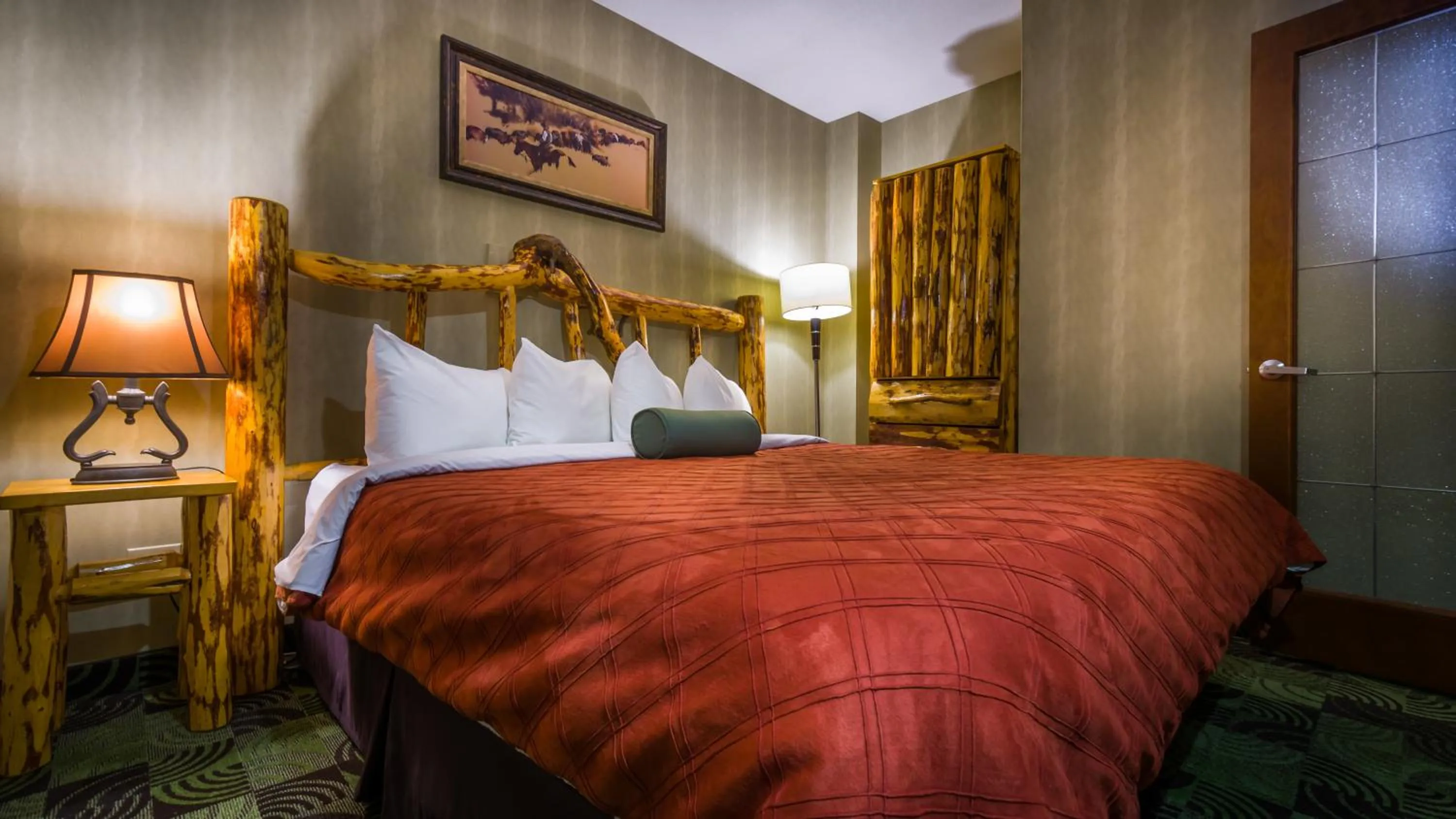 Bedroom, Bed in Deerfoot Inn and Casino