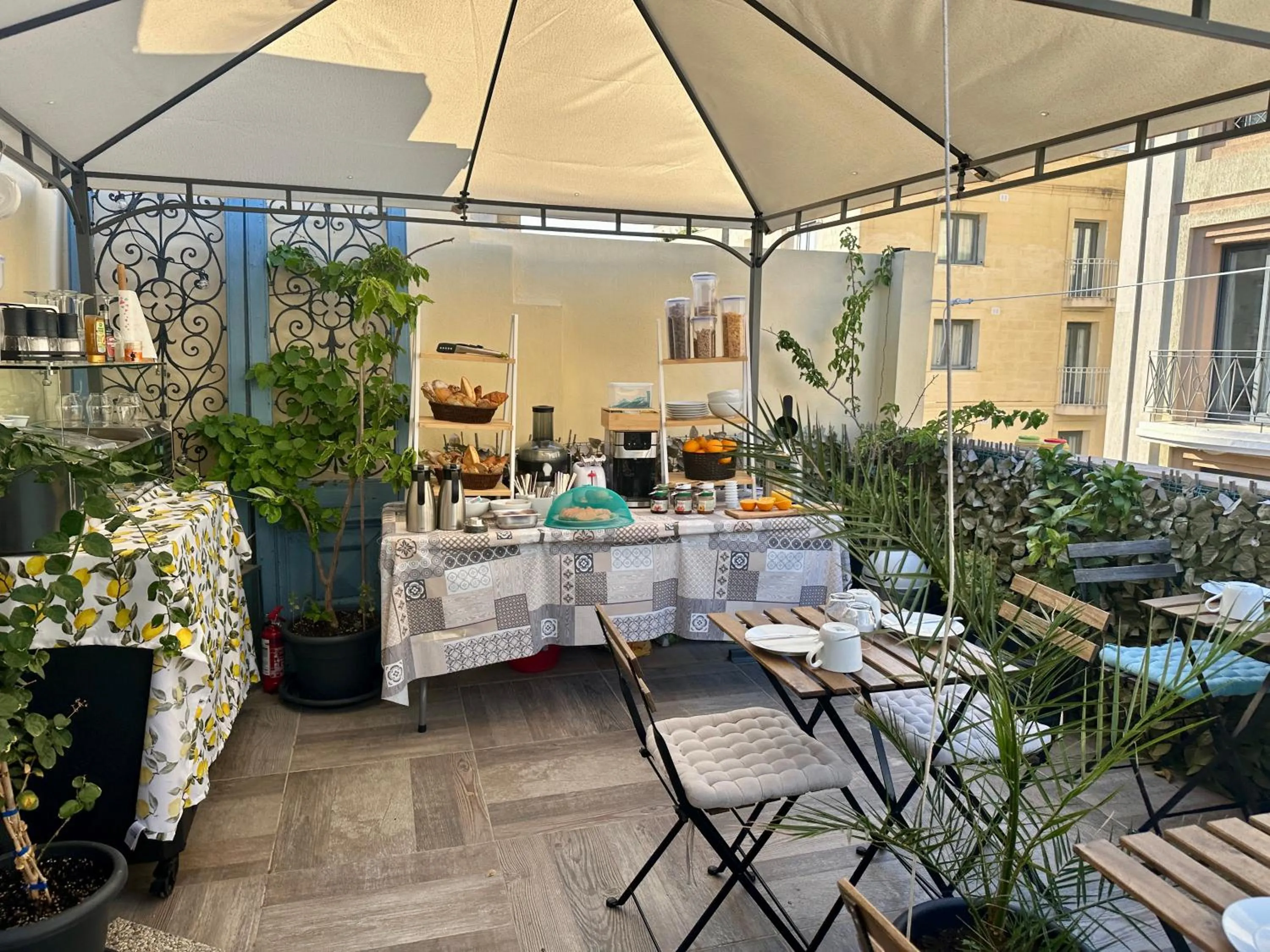 Restaurant/places to eat in Backstage Boutique Music Themed Townhouse