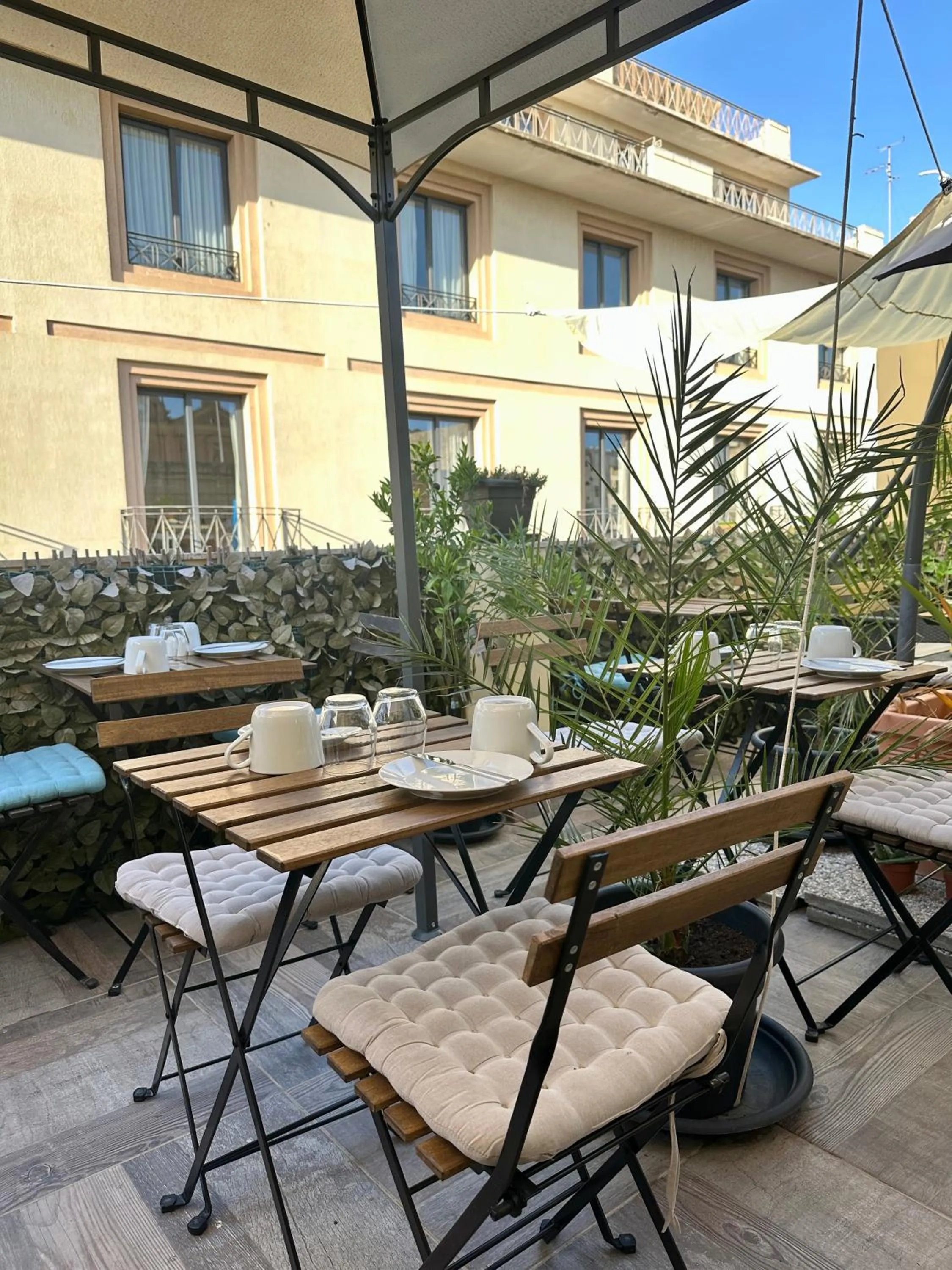 Restaurant/places to eat in Backstage Boutique Music Themed Townhouse