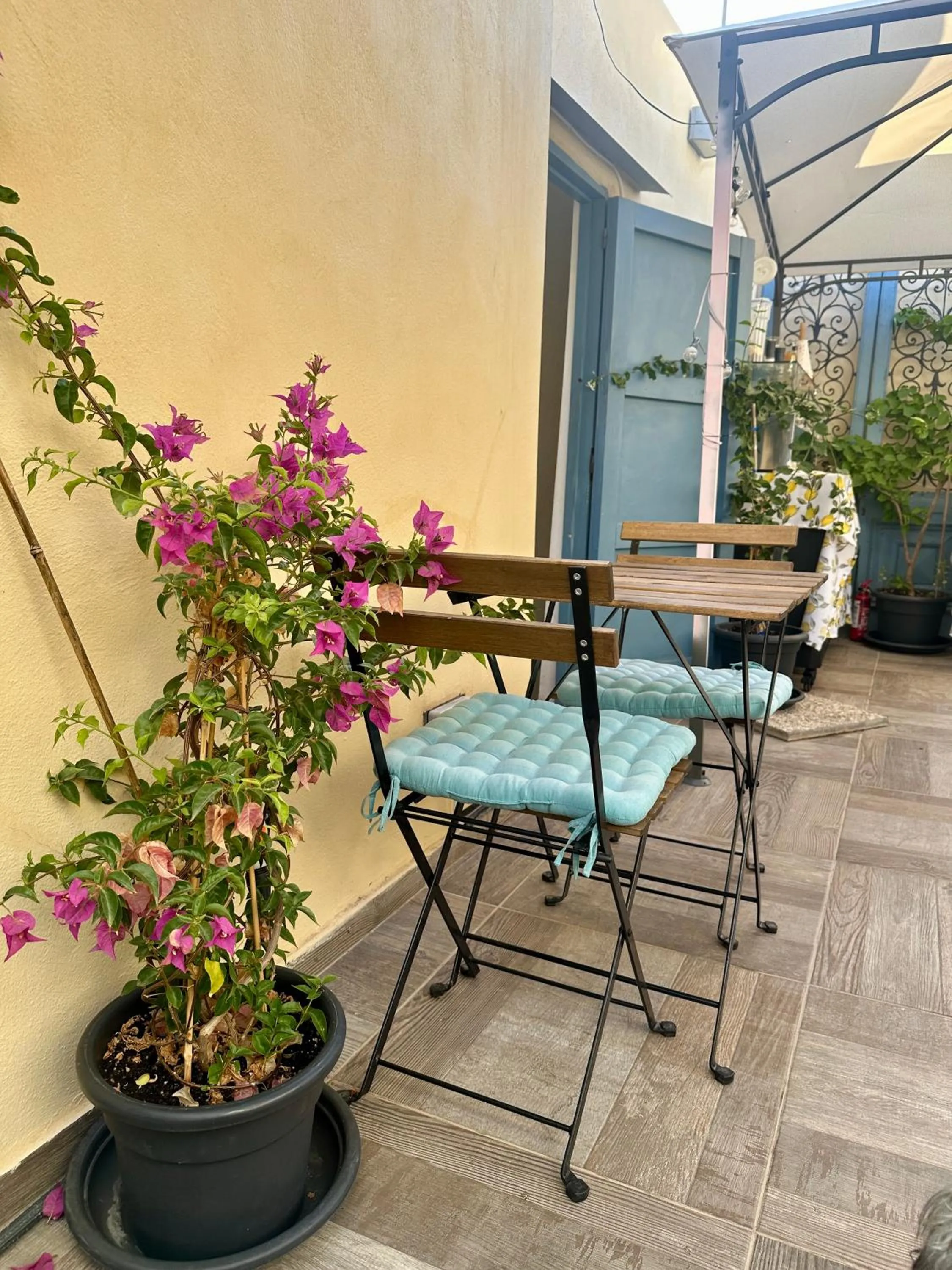 Restaurant/places to eat in Backstage Boutique Music Themed Townhouse