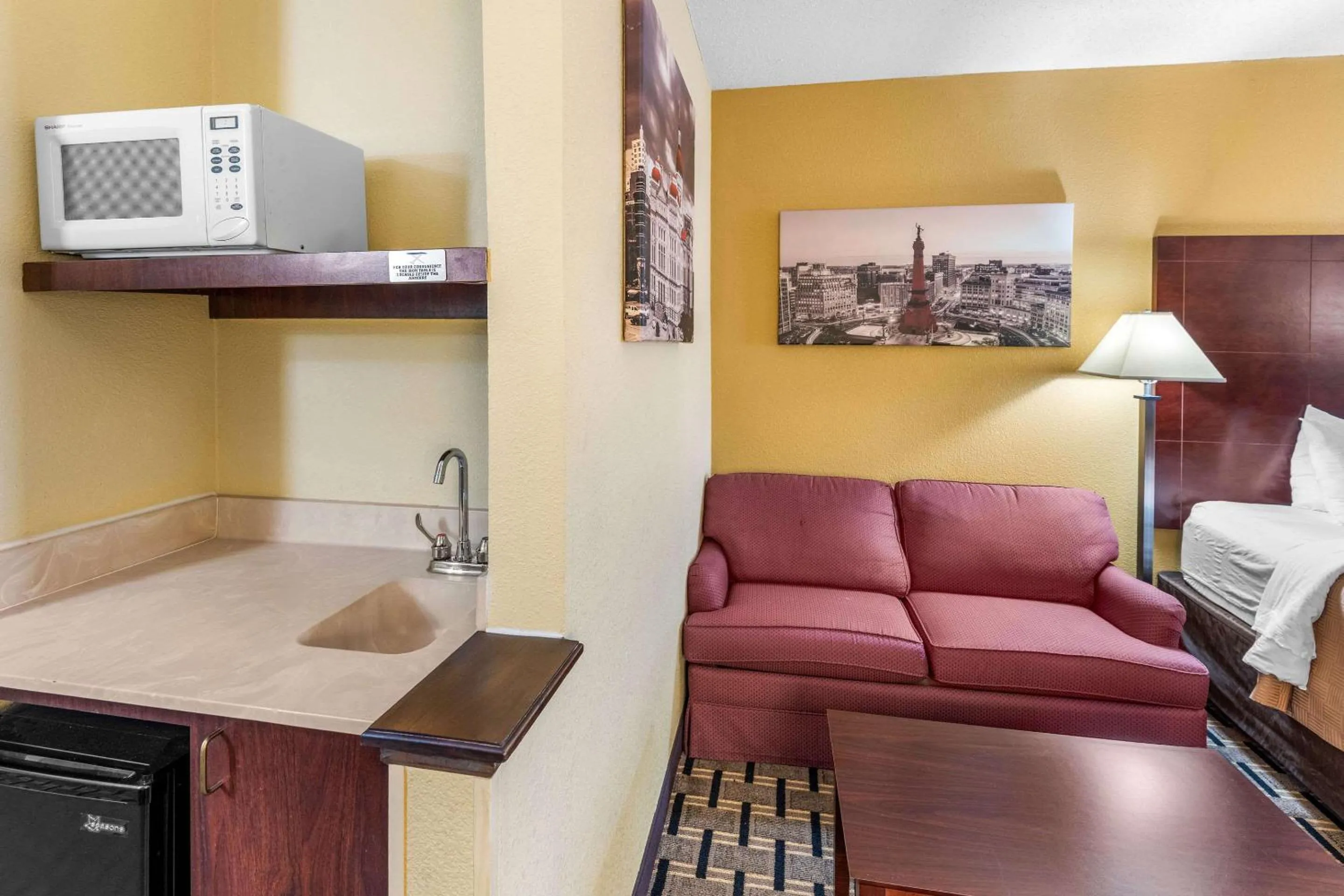 Bedroom in Clarion Inn & Suites Indianapolis Northwest