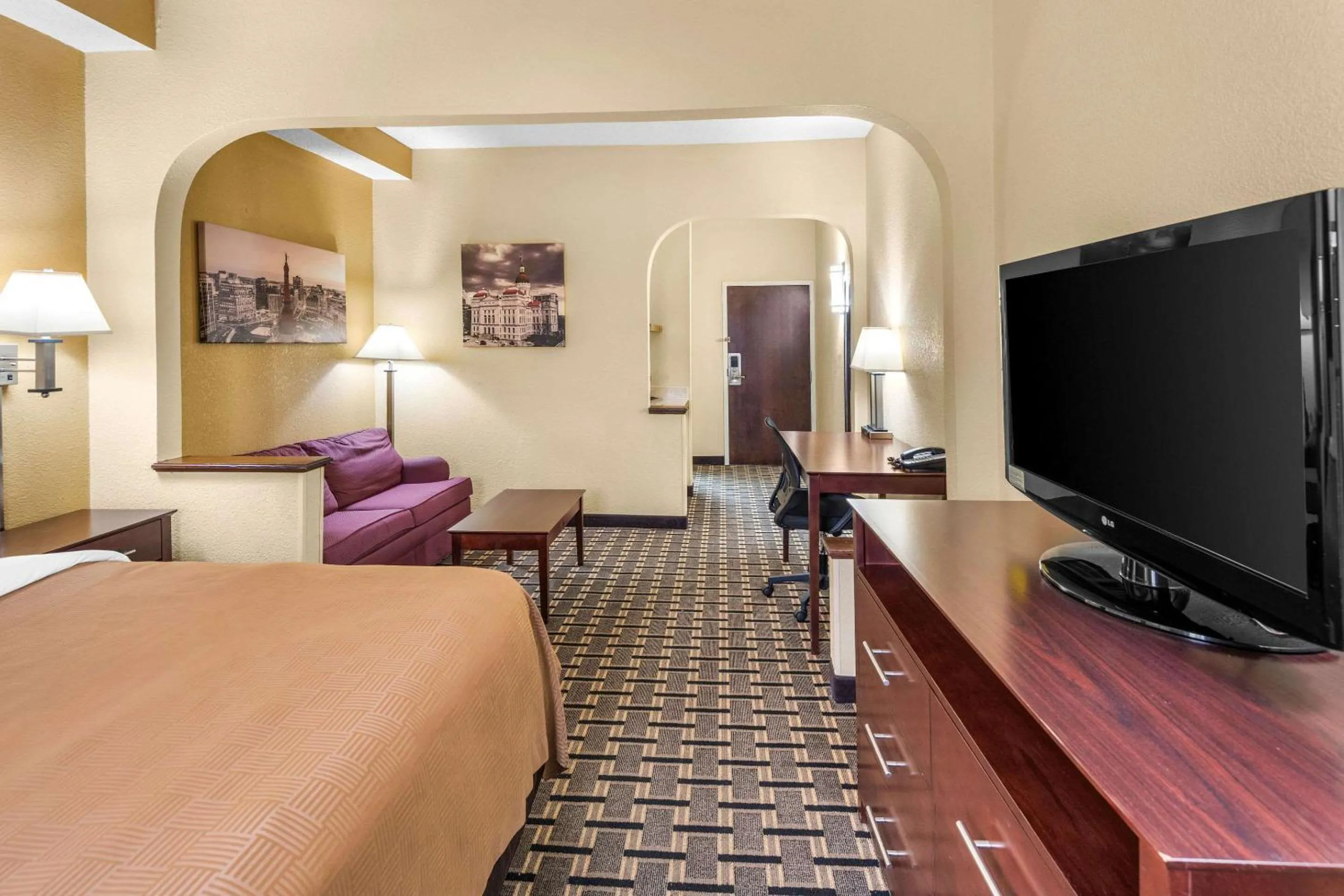 Bedroom, Bed in Clarion Inn & Suites Indianapolis Northwest