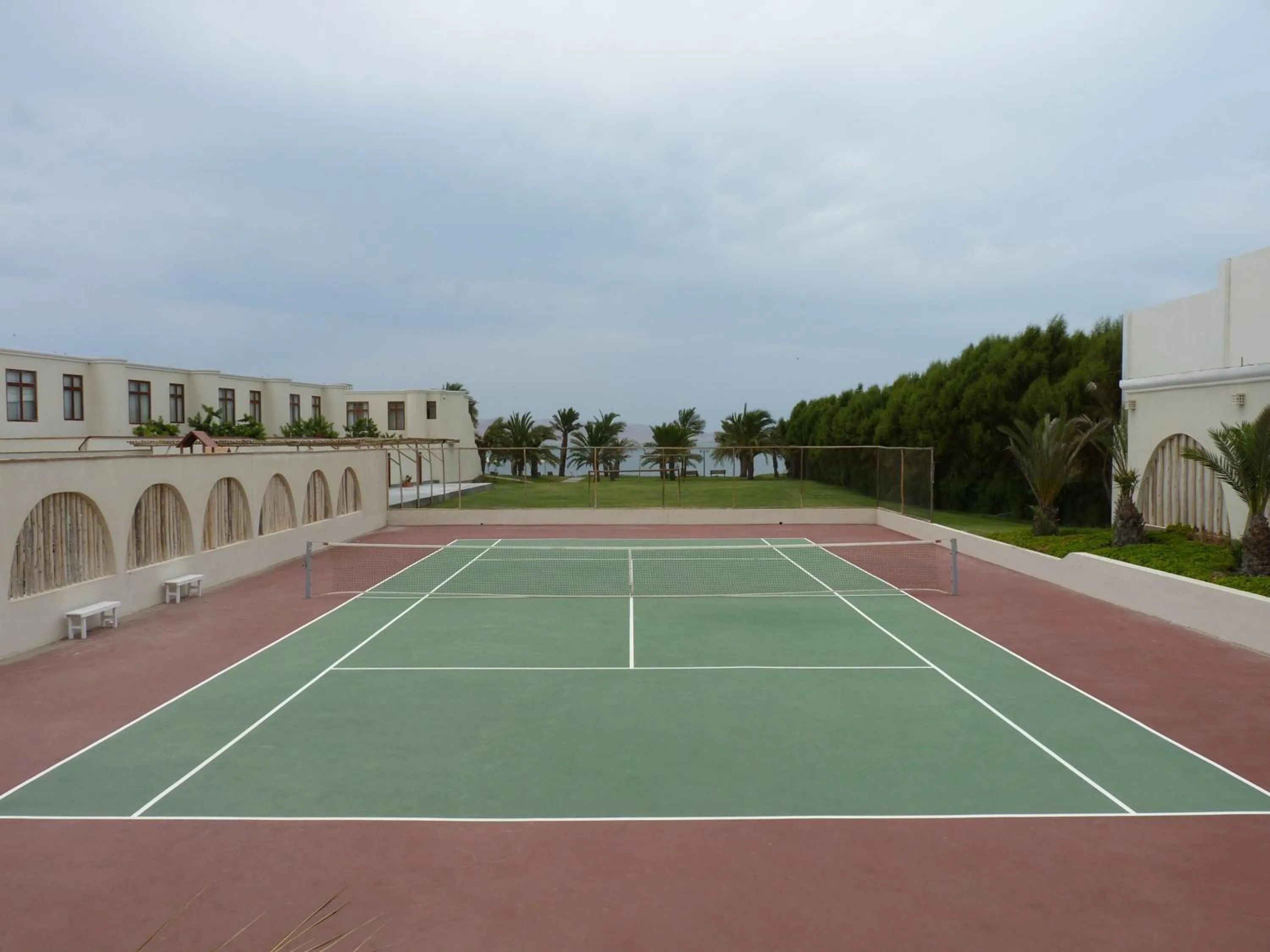 Tennis court in La Hacienda Bahia Paracas