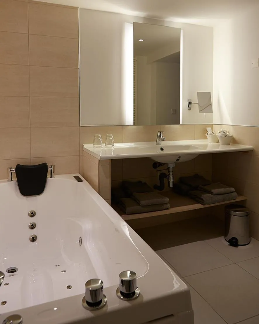 Bathroom in The Originals Hôtel Le Cise Restaurant Chambres et Suites